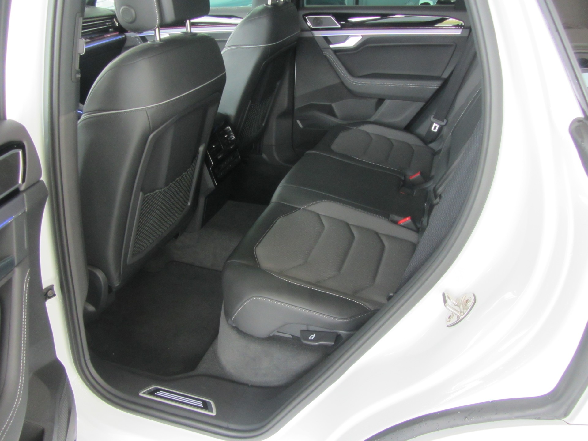 VW Touareg 3.0 TDI R-Line Tiptronic-image-5