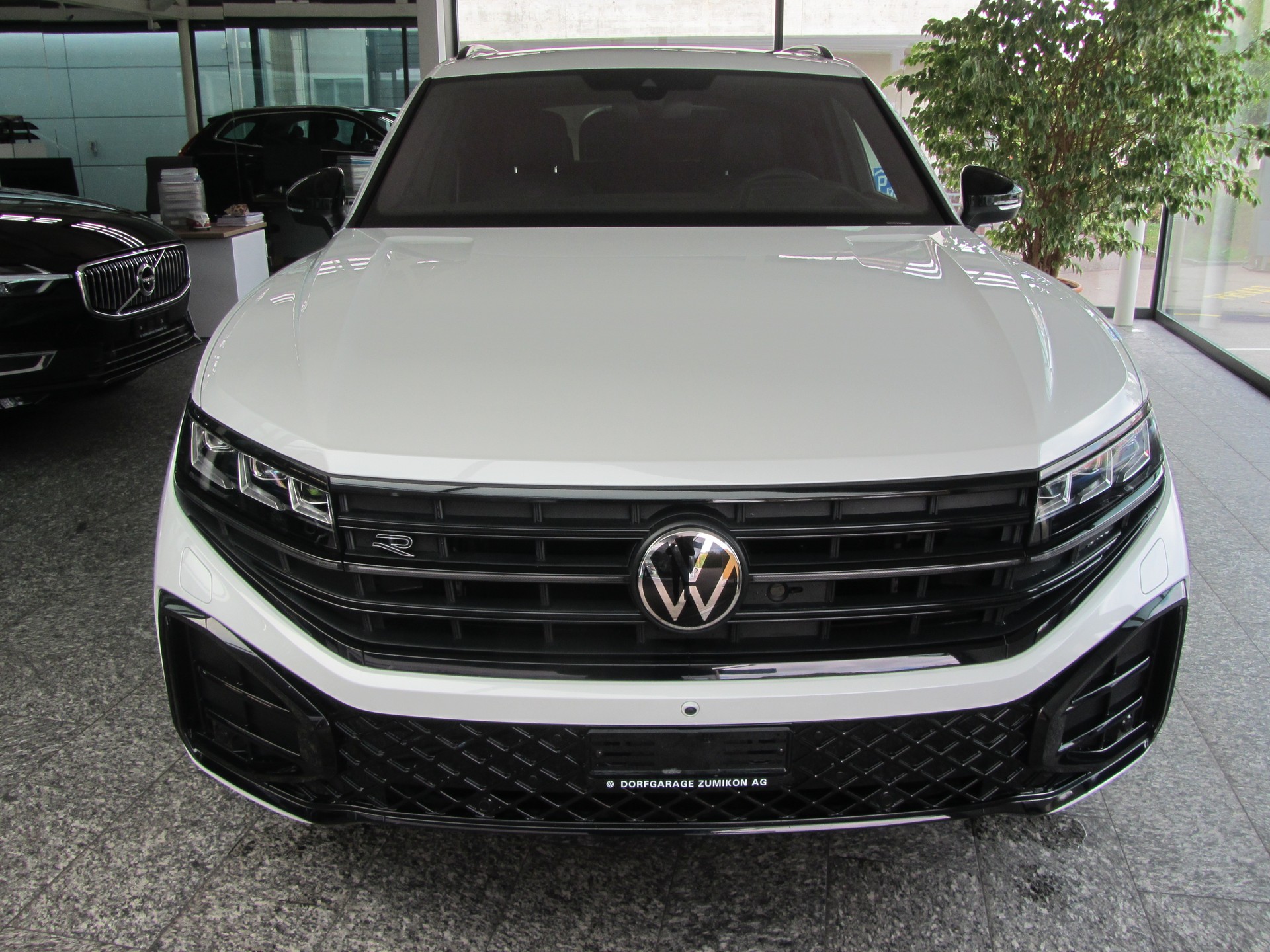 VW Touareg 3.0 TDI R-Line Tiptronic-image-2