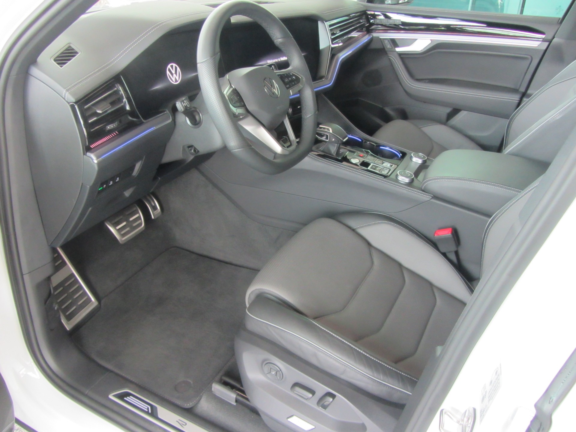 VW Touareg 3.0 TDI R-Line Tiptronic-image-4