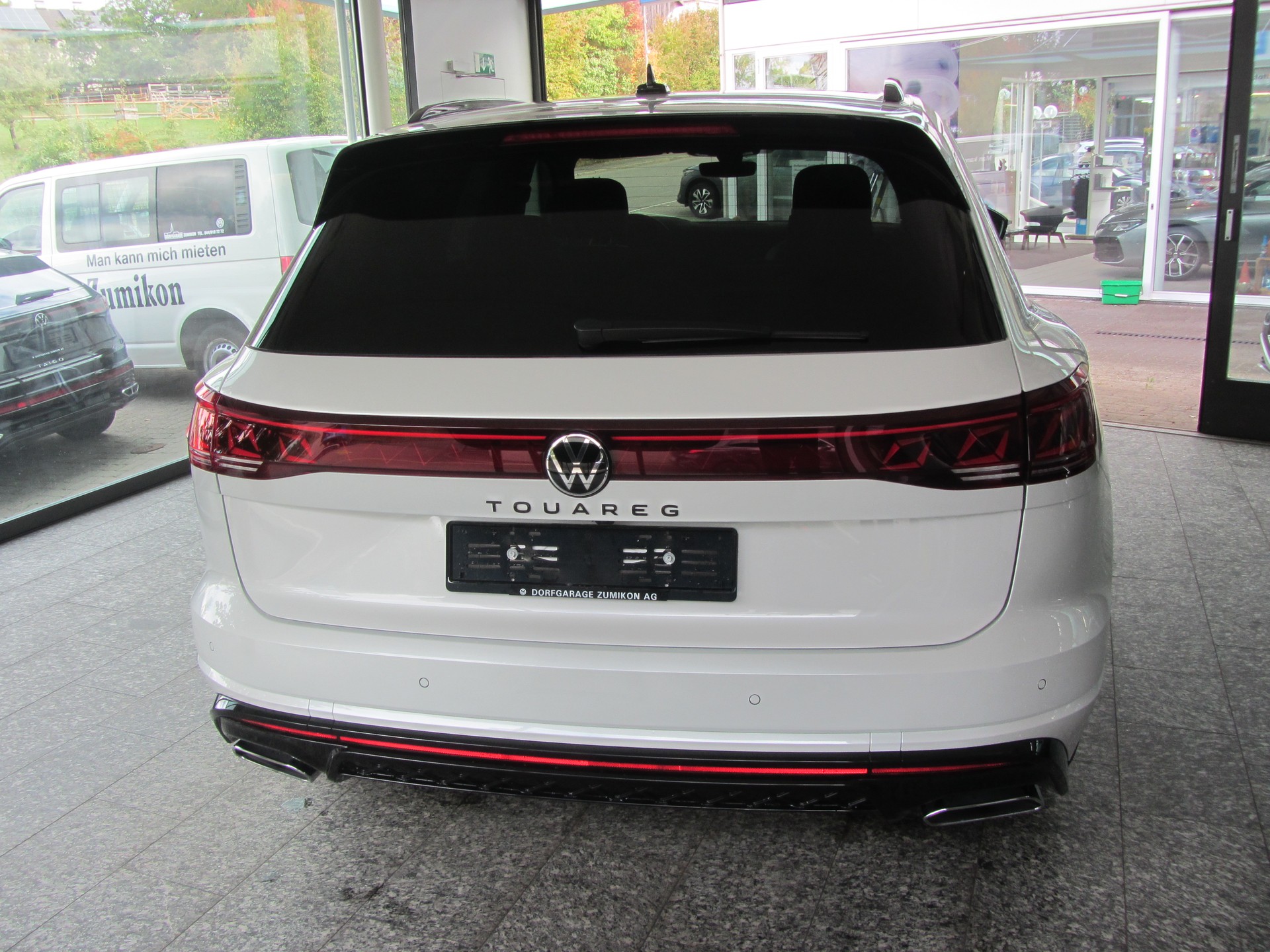 VW Touareg 3.0 TDI R-Line Tiptronic-image-3