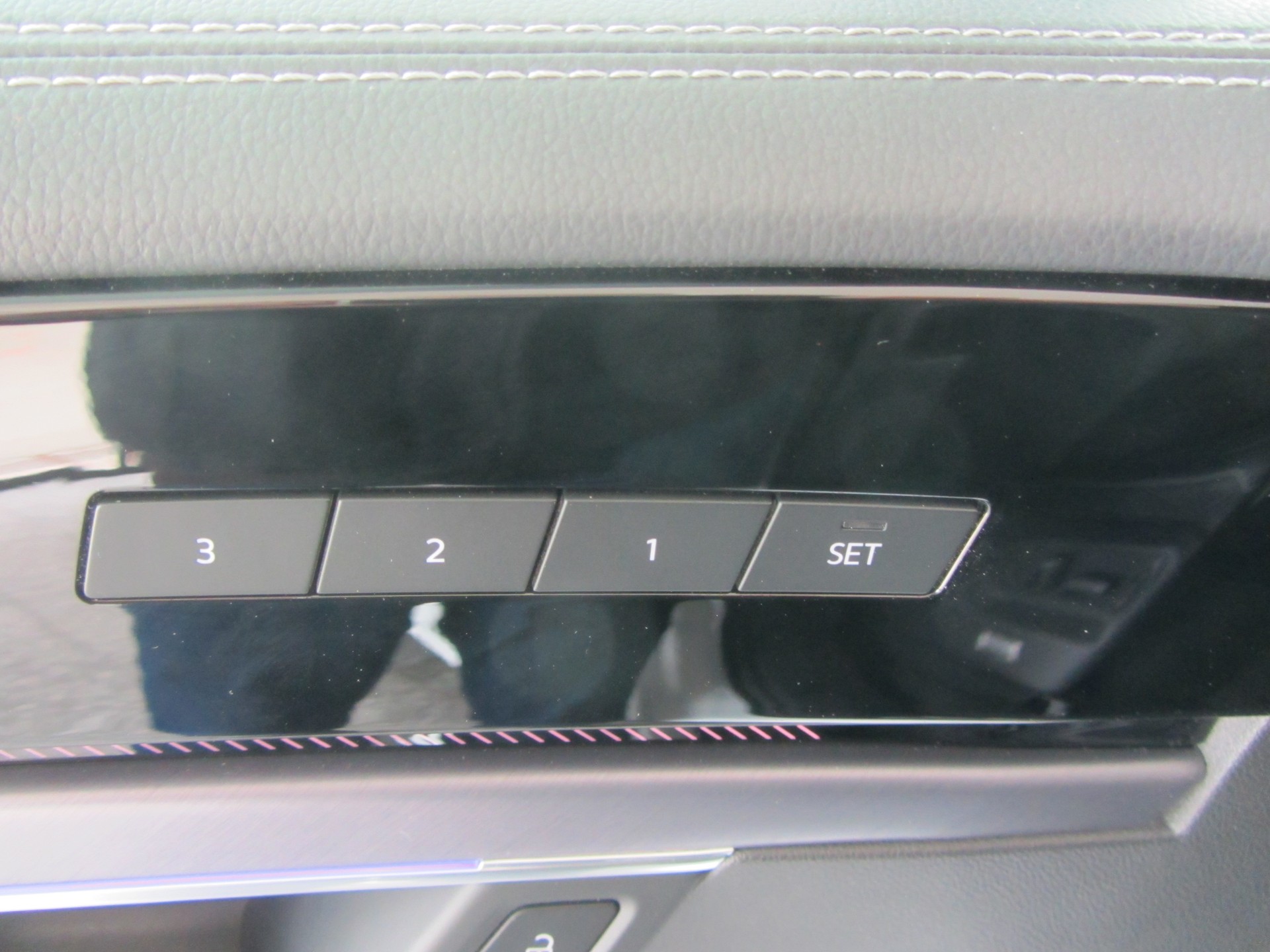 VW Touareg 3.0 TDI R-Line Tiptronic-image-9