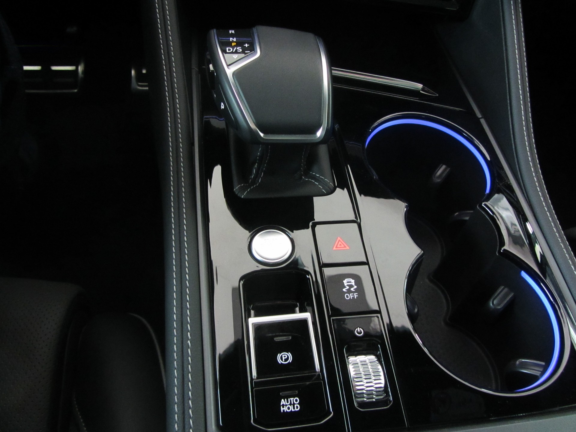 VW Touareg 3.0 TDI R-Line Tiptronic-image-8
