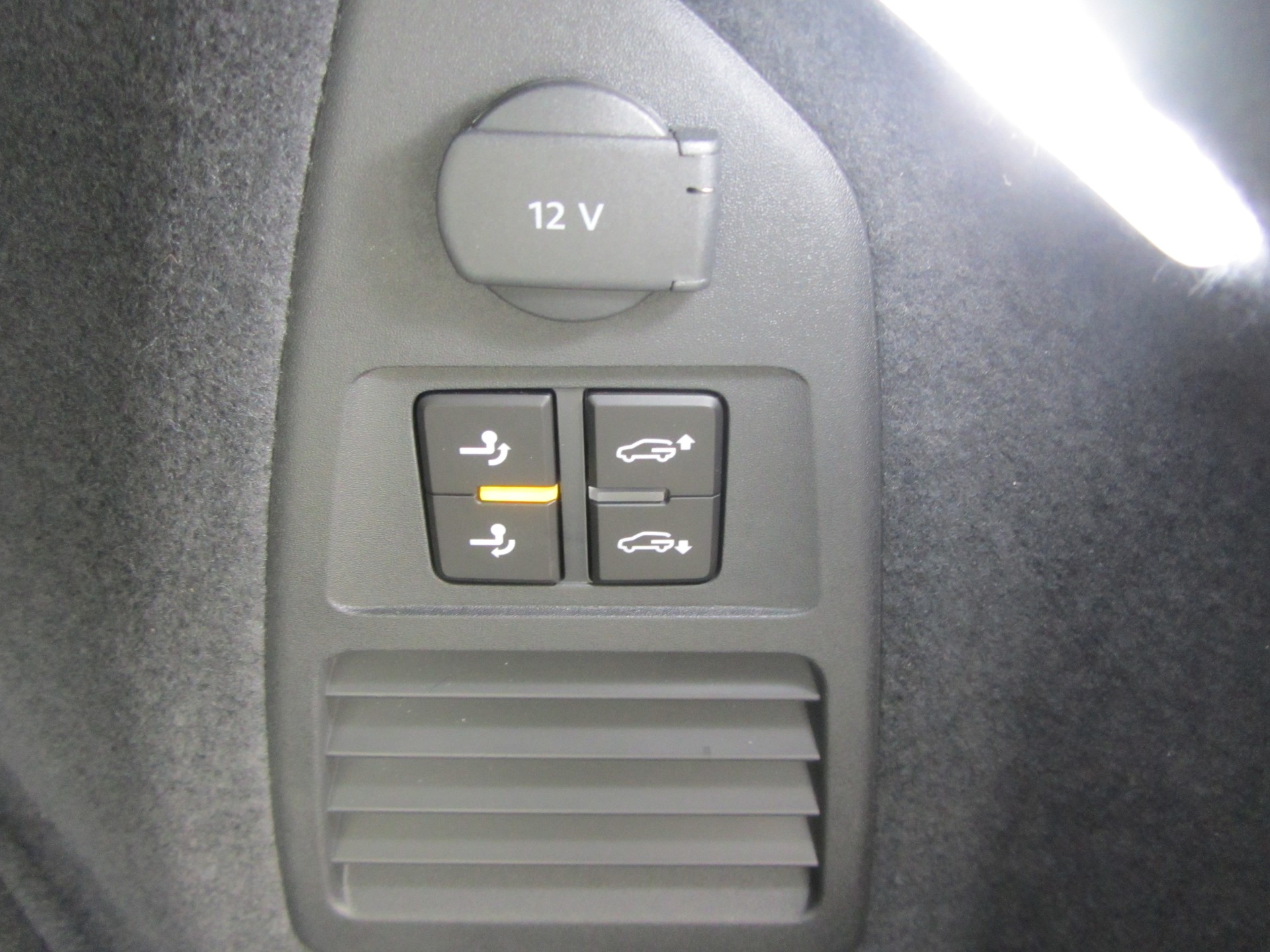 VW Touareg 3.0 TDI R-Line Tiptronic-image-12