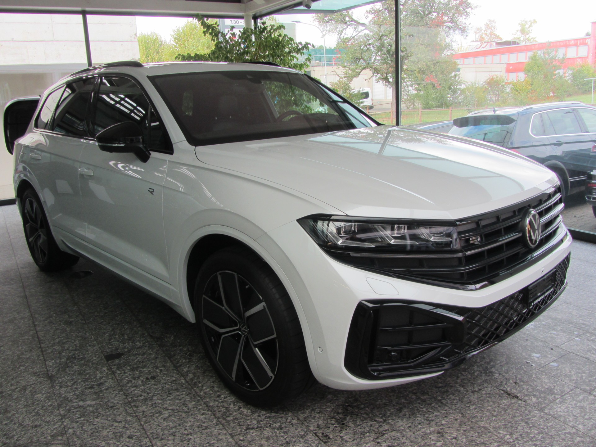 VW Touareg 3.0 TDI R-Line Tiptronic-image-1