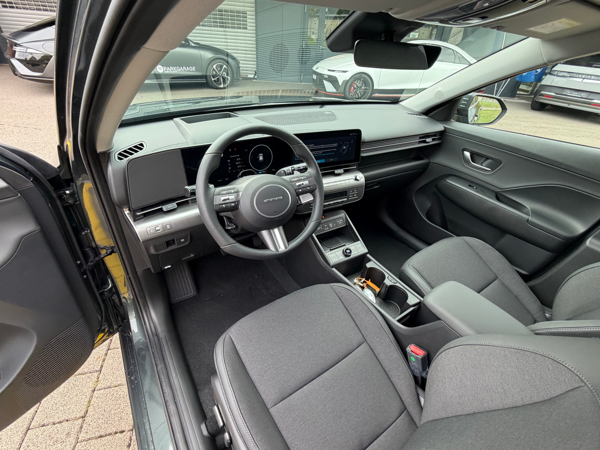 HYUNDAI Kona EV 65.4 kWh Amplia-image-5