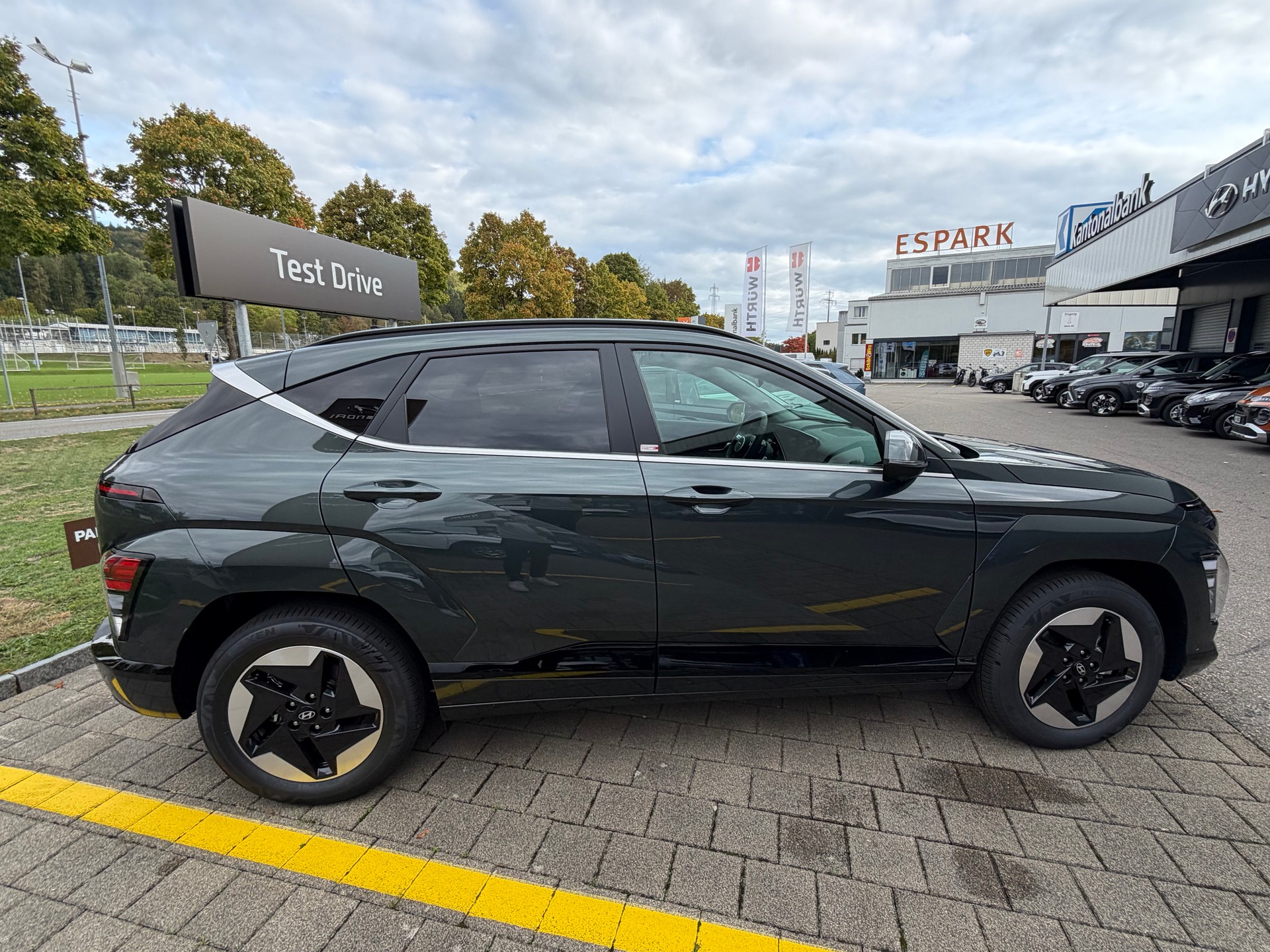 HYUNDAI Kona EV 65.4 kWh Amplia-image-3