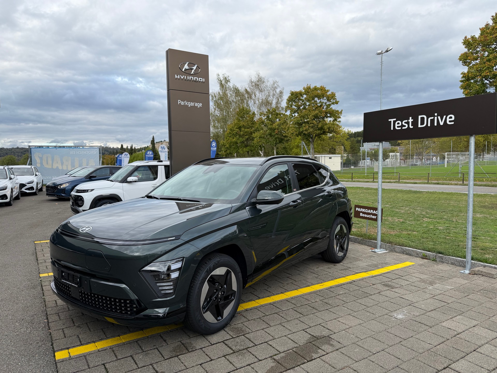 HYUNDAI Kona EV 65.4 kWh Amplia-image-0