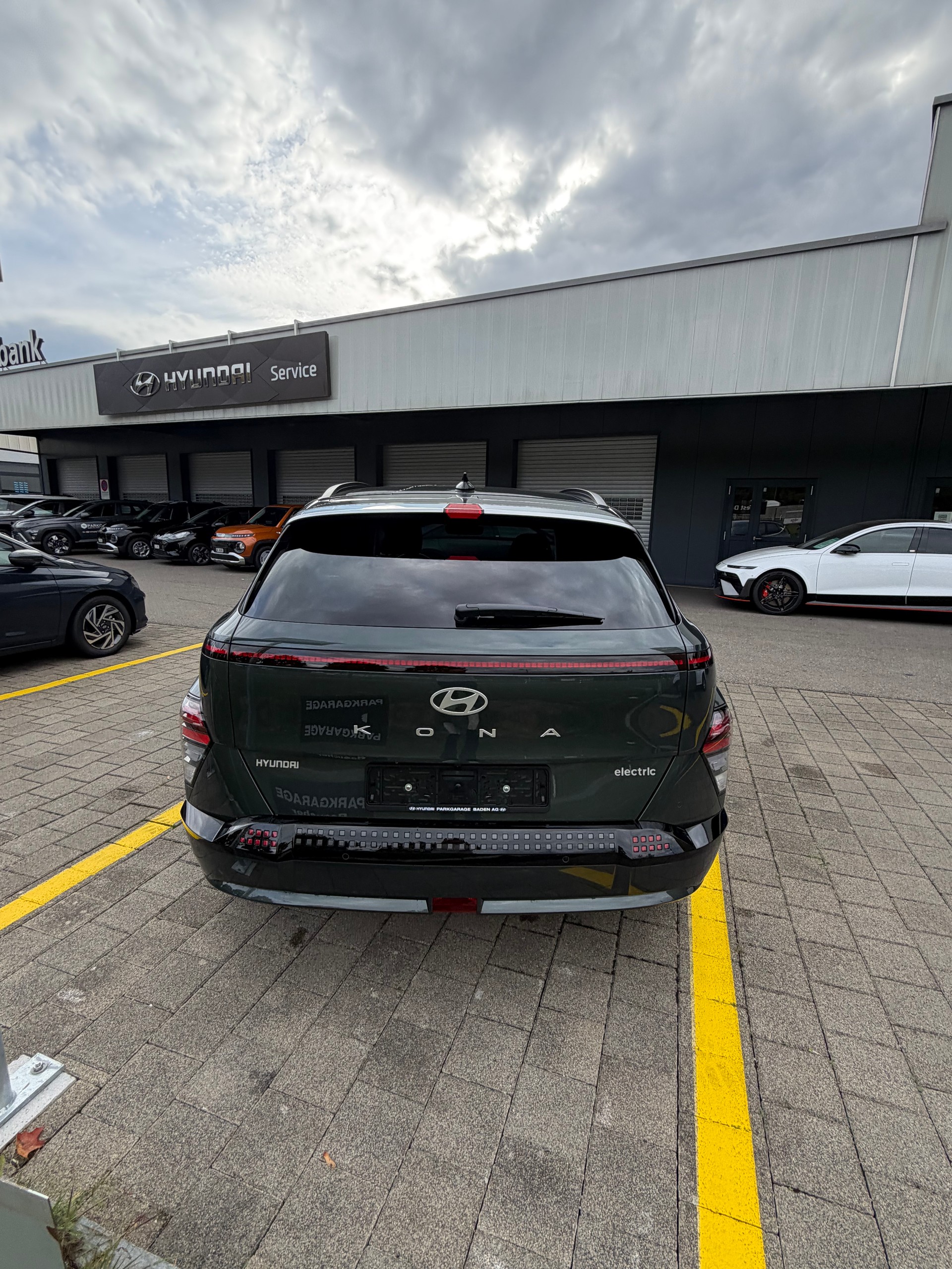 HYUNDAI Kona EV 65.4 kWh Amplia-image-2