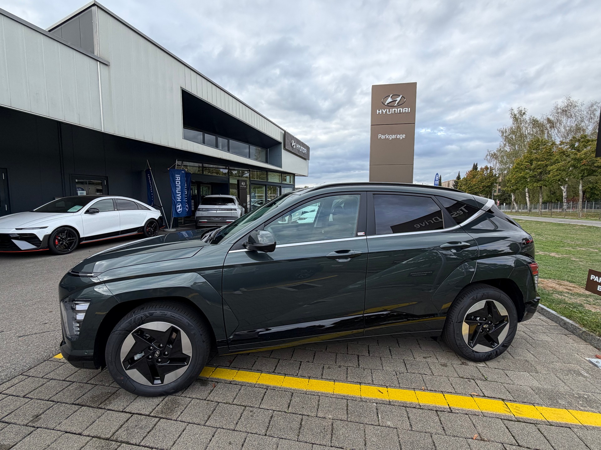 HYUNDAI Kona EV 65.4 kWh Amplia-image-1