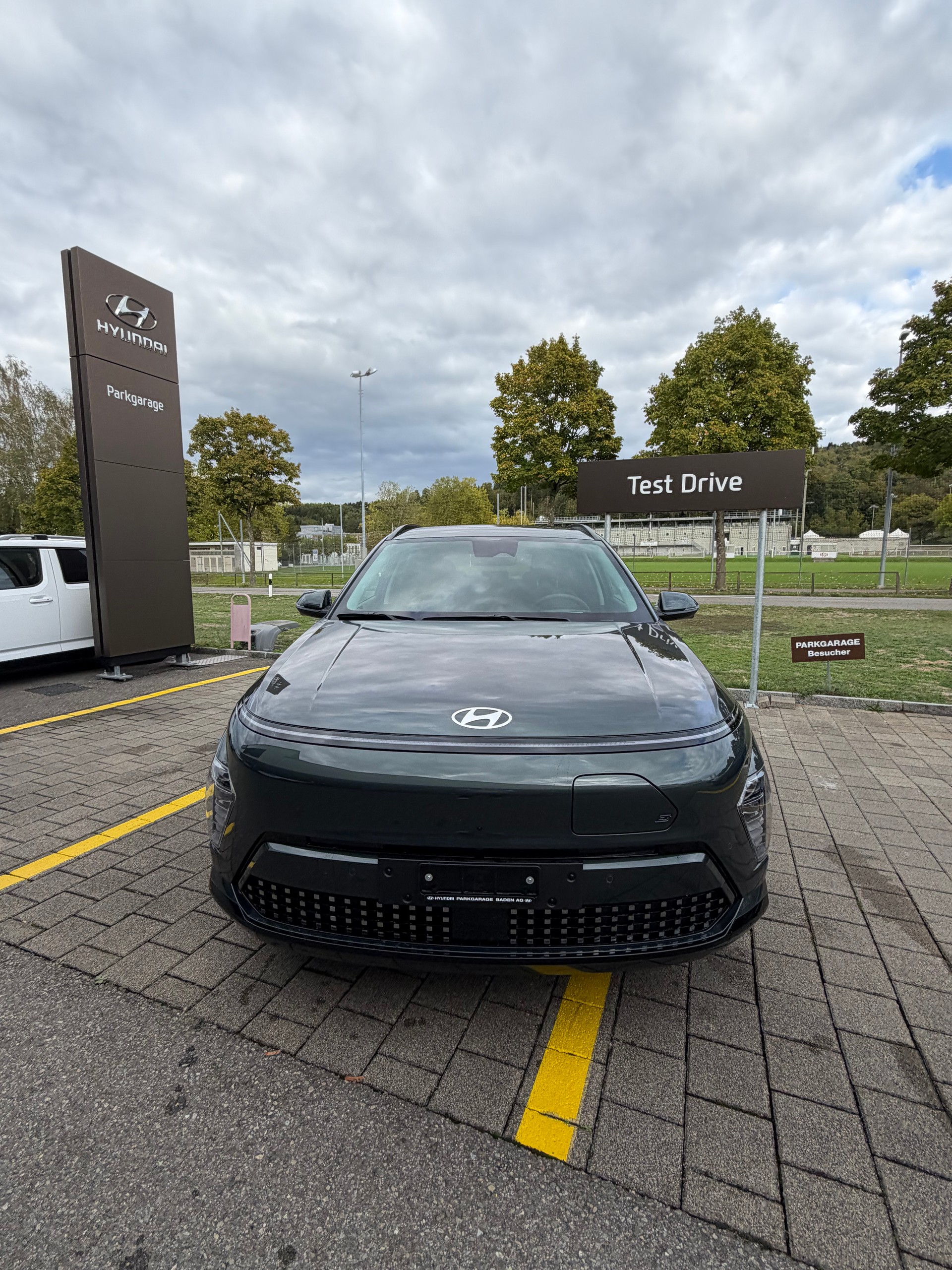 HYUNDAI Kona EV 65.4 kWh Amplia-image-4