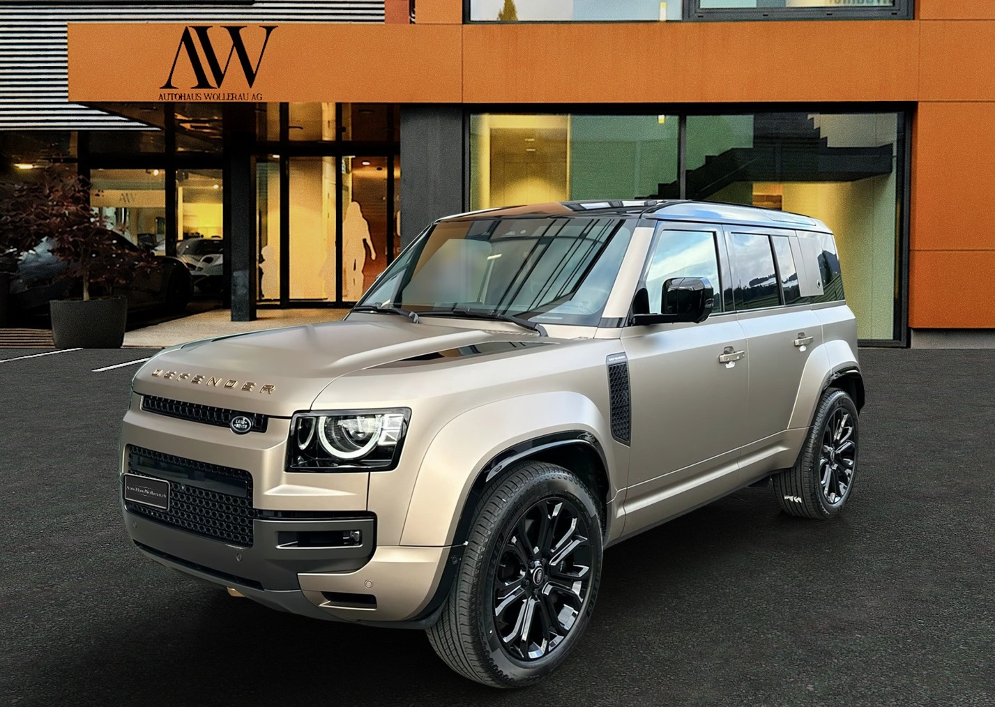LAND ROVER Defender 110 4.4 V8 Octa / CH Auslieferung mit Gratis Service-image-0