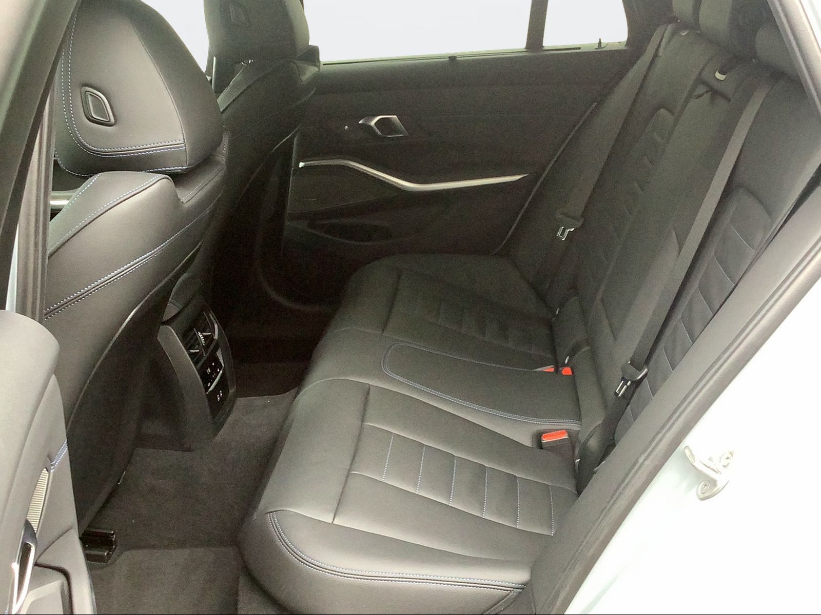 BMW 320d xDr 48V Tour M Sport-image-15