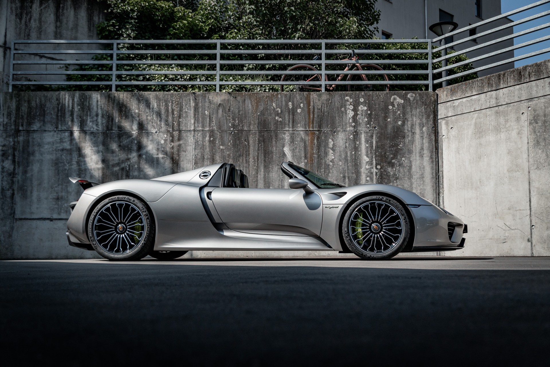 PORSCHE 918 Spyder-image-0