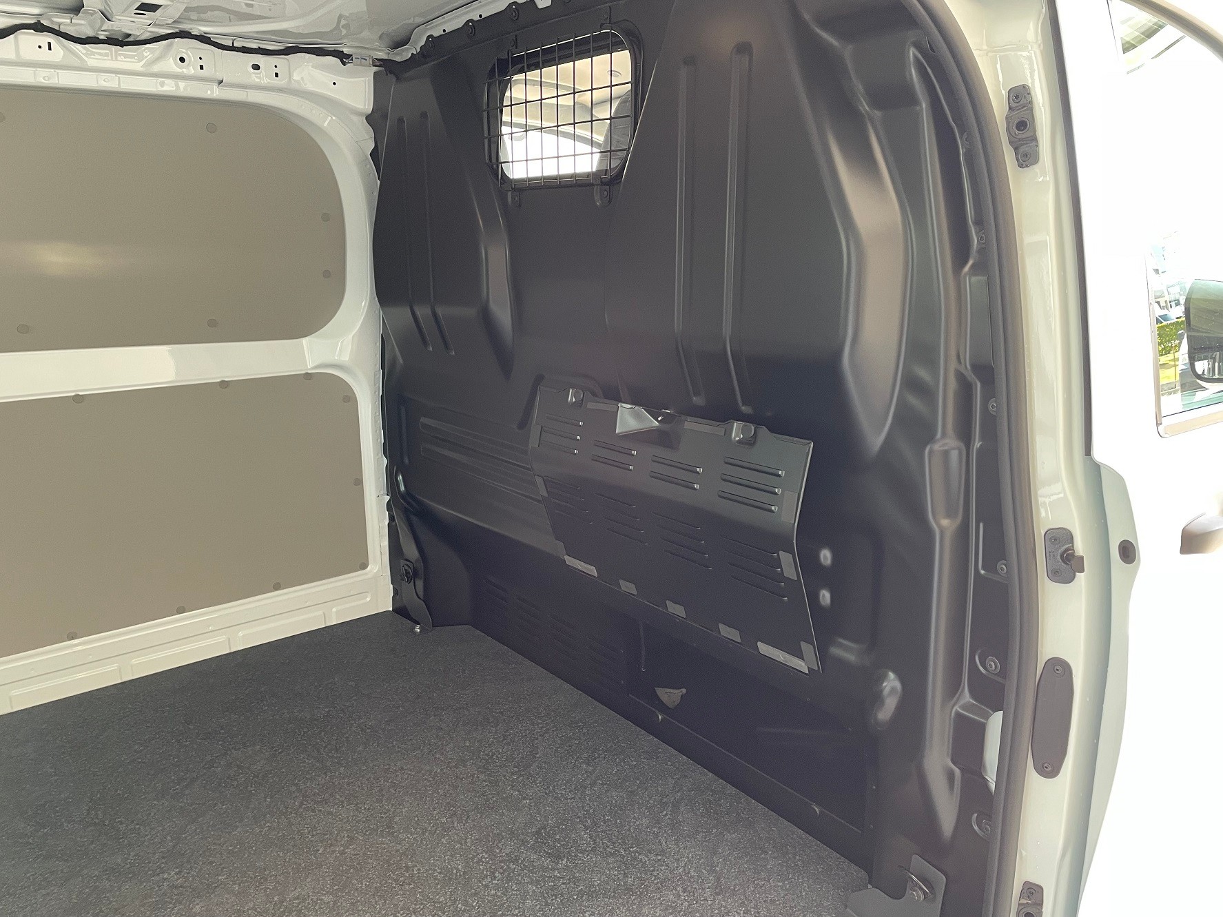 VW Transporter 2.0 TDI-image-4