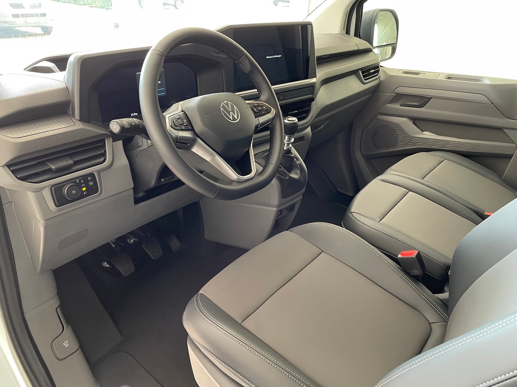 VW Transporter 2.0 TDI-image-8
