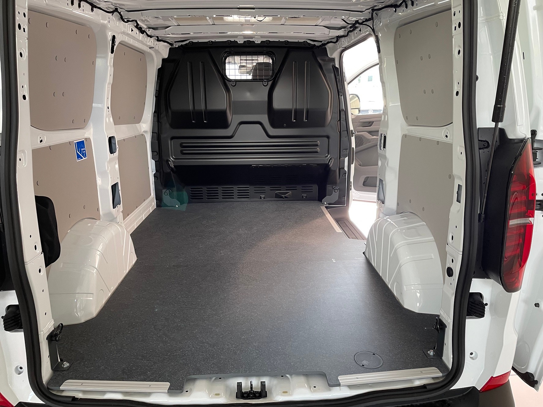 VW Transporter 2.0 TDI-image-6