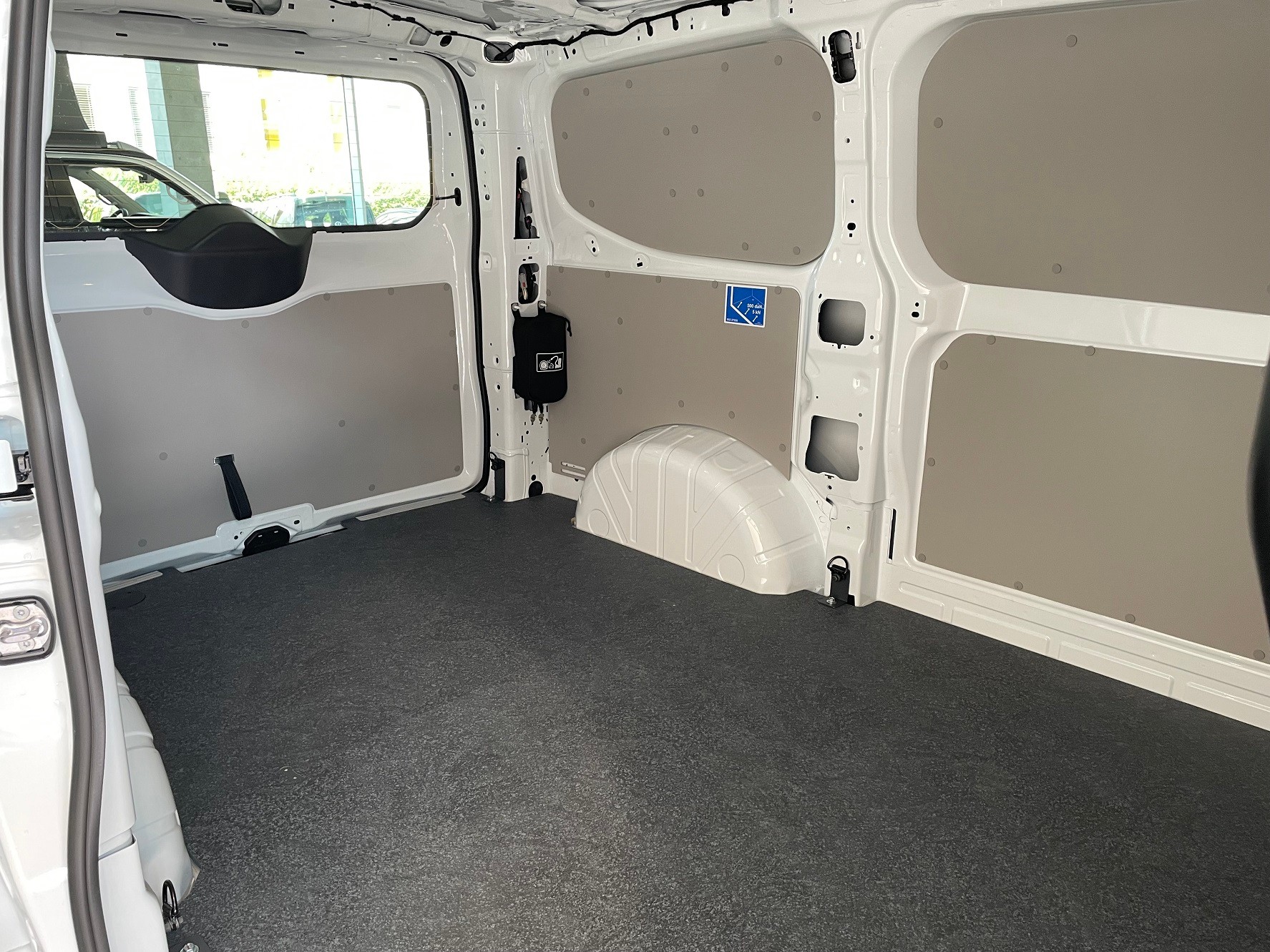 VW Transporter 2.0 TDI-image-5