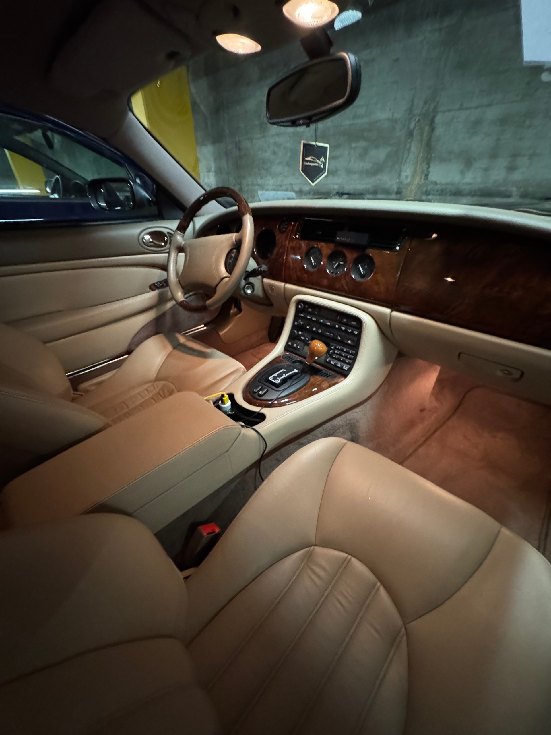 JAGUAR XK8-image-5