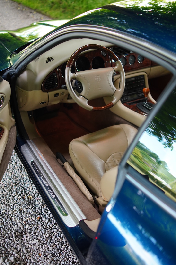 JAGUAR XK8-image-3