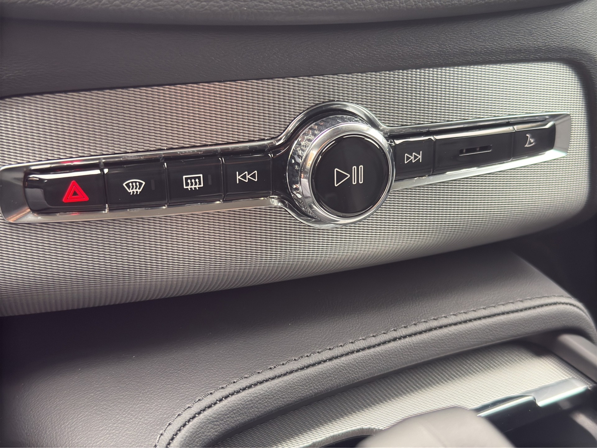 VOLVO XC90 T8 eAWD Plus Dark Geartronic I 7PL I-image-16
