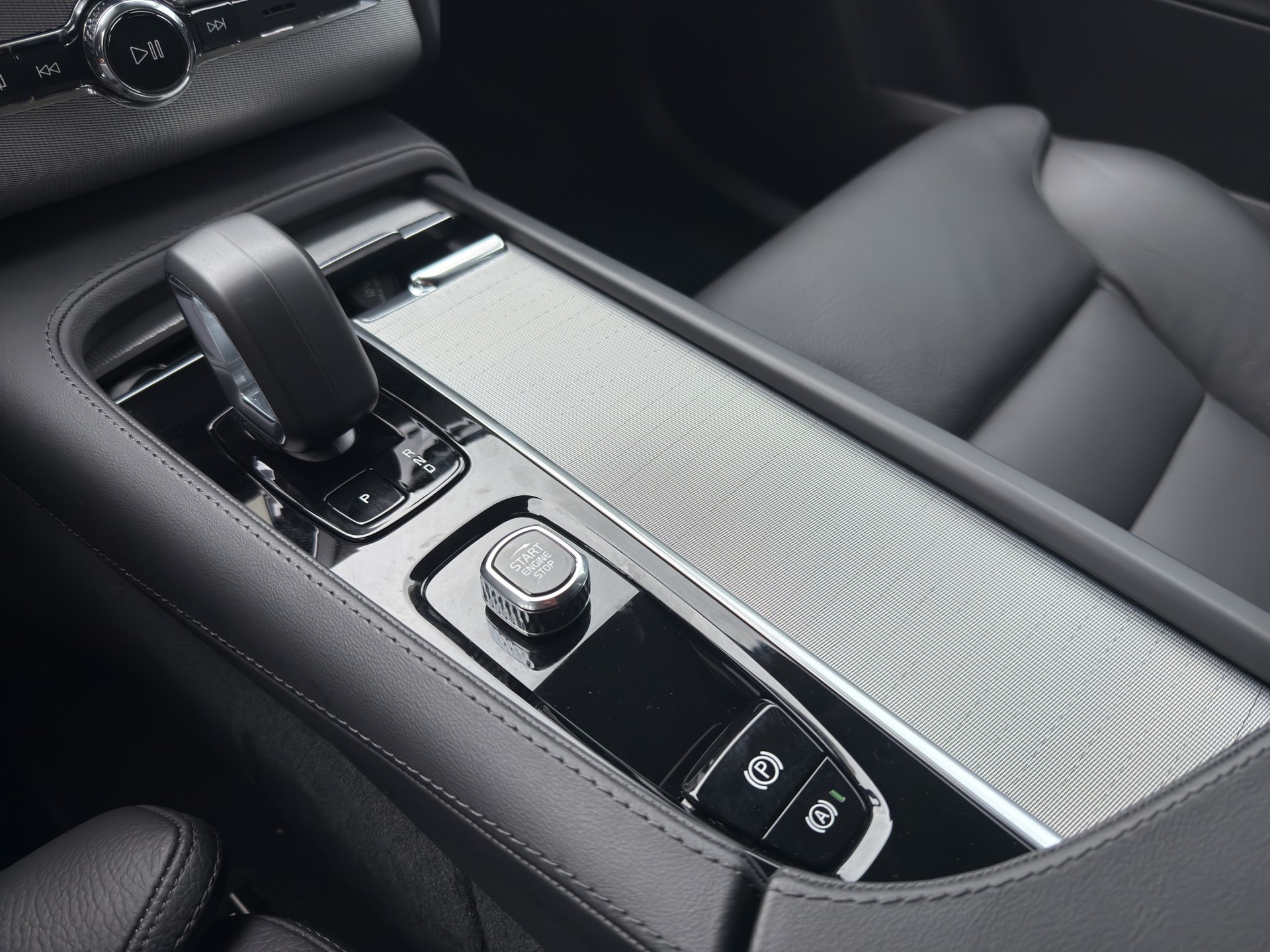 VOLVO XC90 T8 eAWD Plus Dark Geartronic I 7PL I-image-15