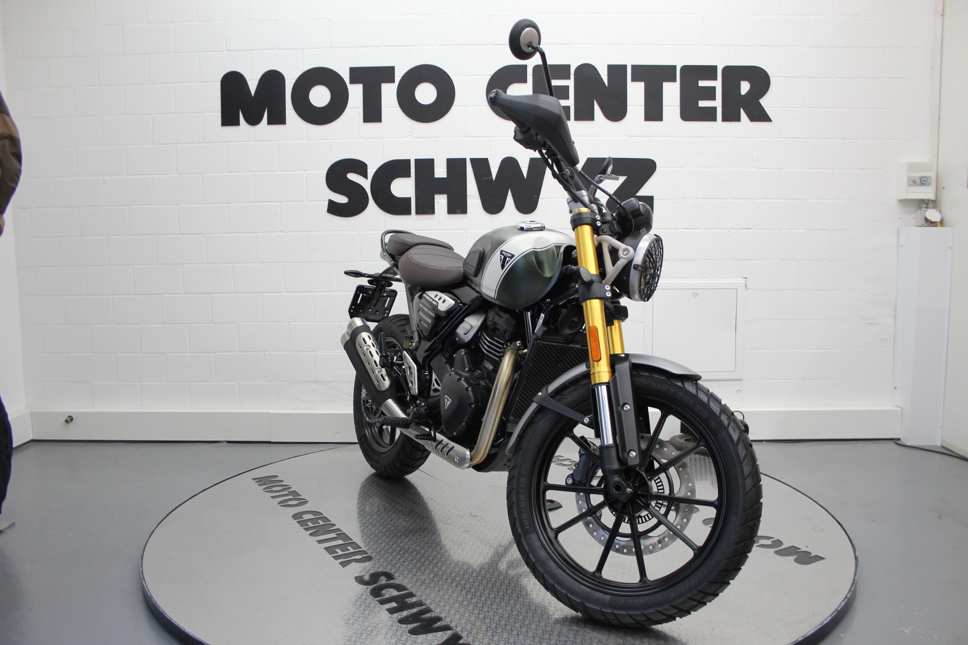 TRIUMPH Speed 400-showroom-element-1