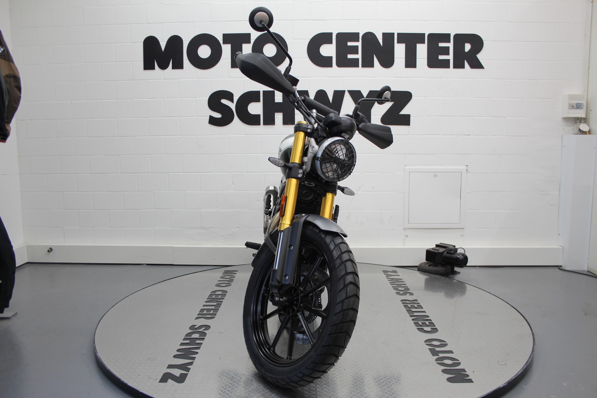 TRIUMPH Speed 400-showroom-element-2