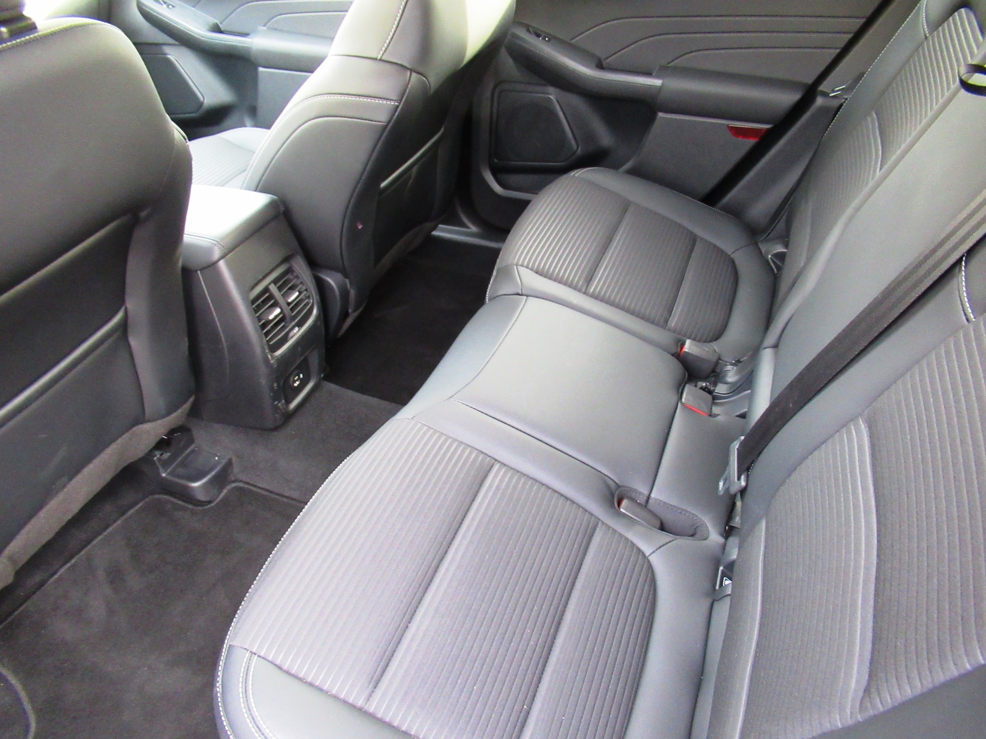 FORD Kuga 2.5 FHEV Titanium X 4WD-image-5