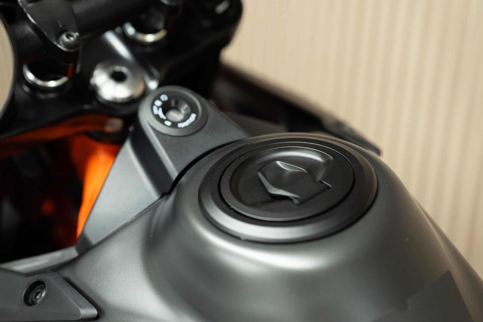 KTM 390 SMC R mit Kurzheck und SuMo-Spiegelumbau-showroom-element-2