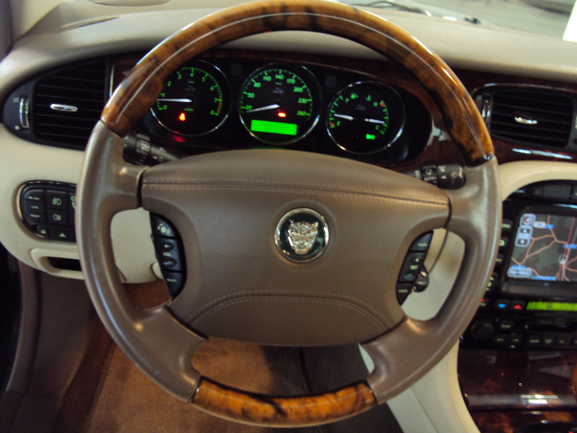 JAGUAR XJ8 4.2 V8 Executive-image-11