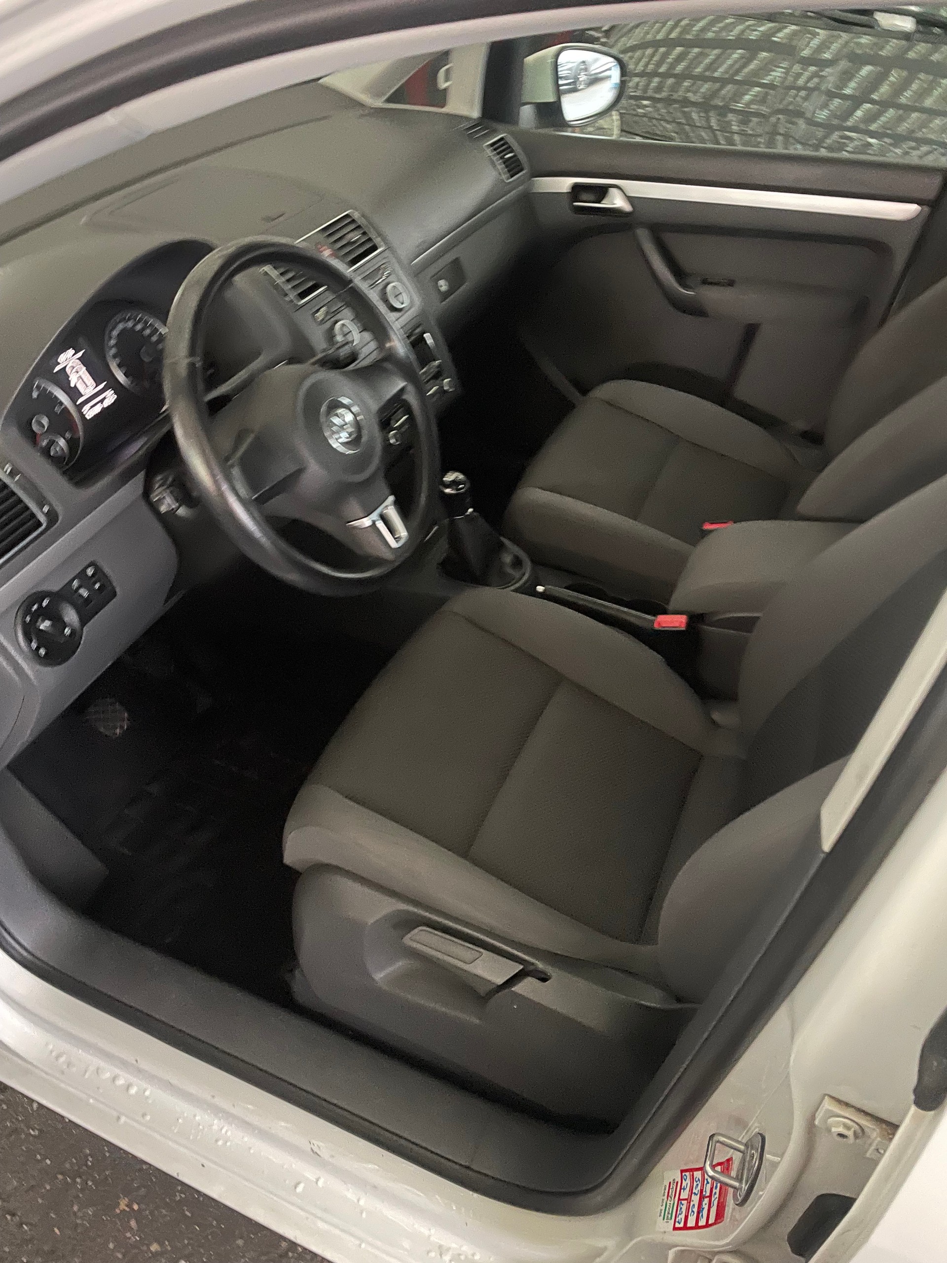 VW TOURAN 1.6 TDi Trendline-image-6
