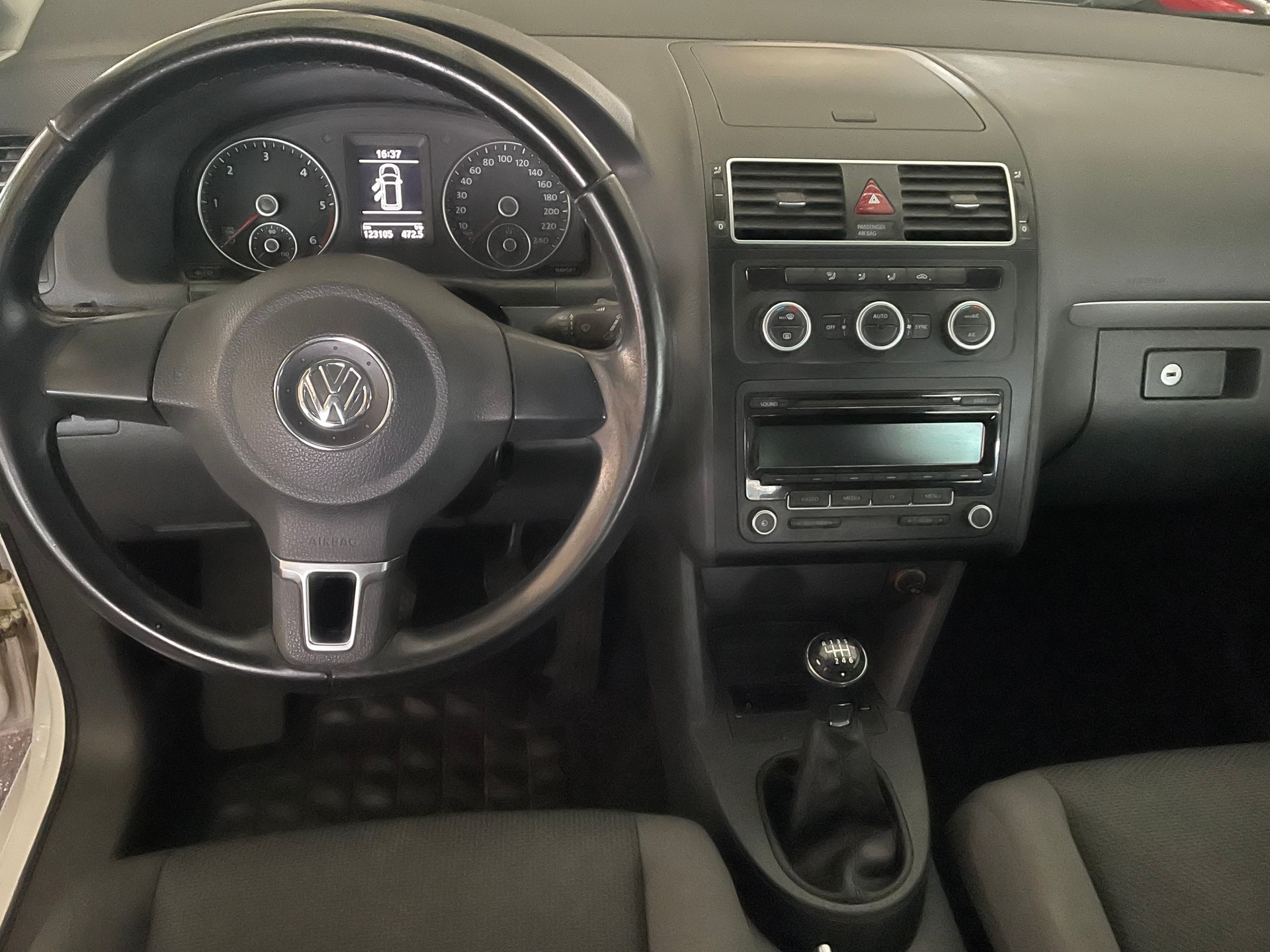 VW TOURAN 1.6 TDi Trendline-image-9