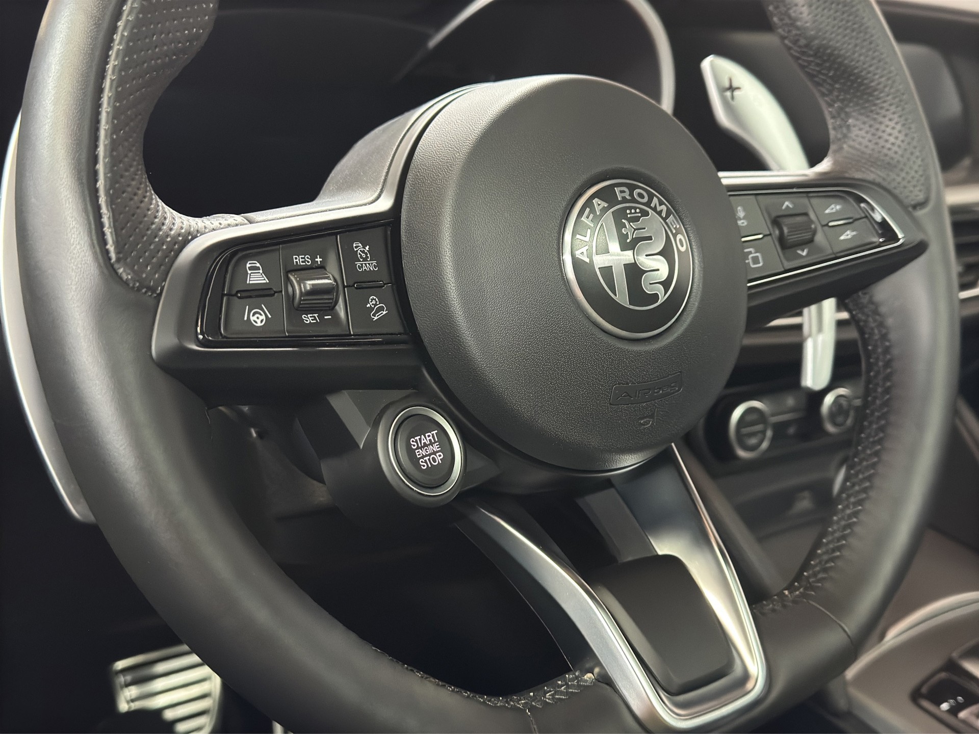 ALFA ROMEO Stelvio 2.2 JTDM Veloce Q4 AT8 "AHK schwenkbar-21"Alu Black"-image-12
