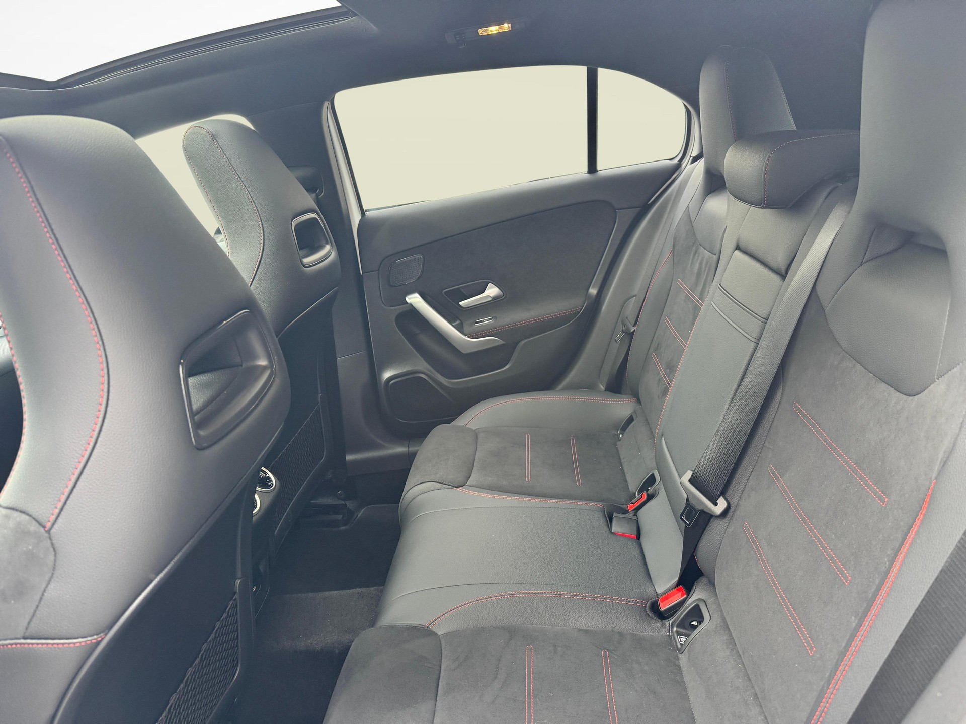 MERCEDES-BENZ A 180 AMG Line-image-10
