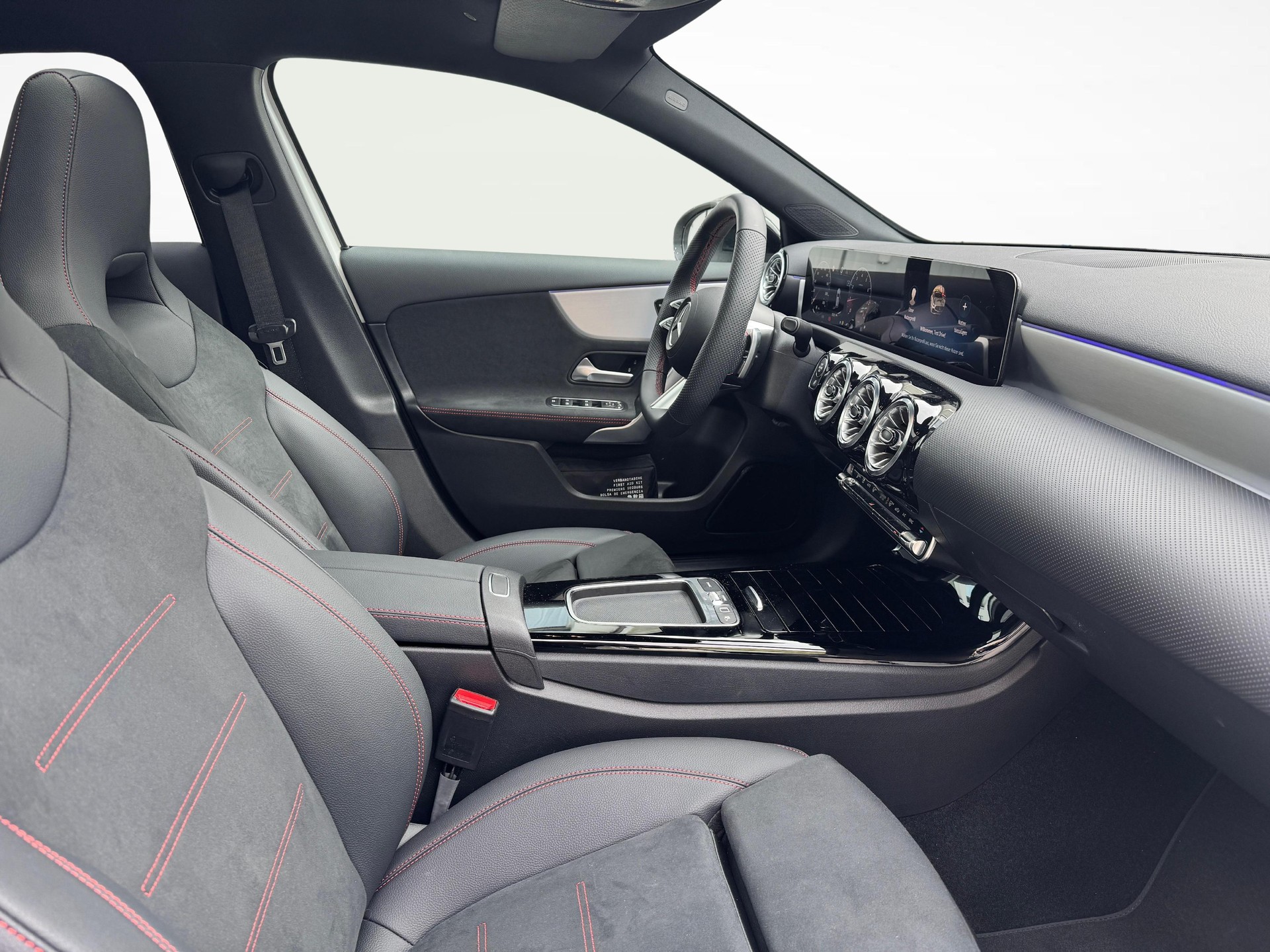 MERCEDES-BENZ A 180 AMG Line-image-9
