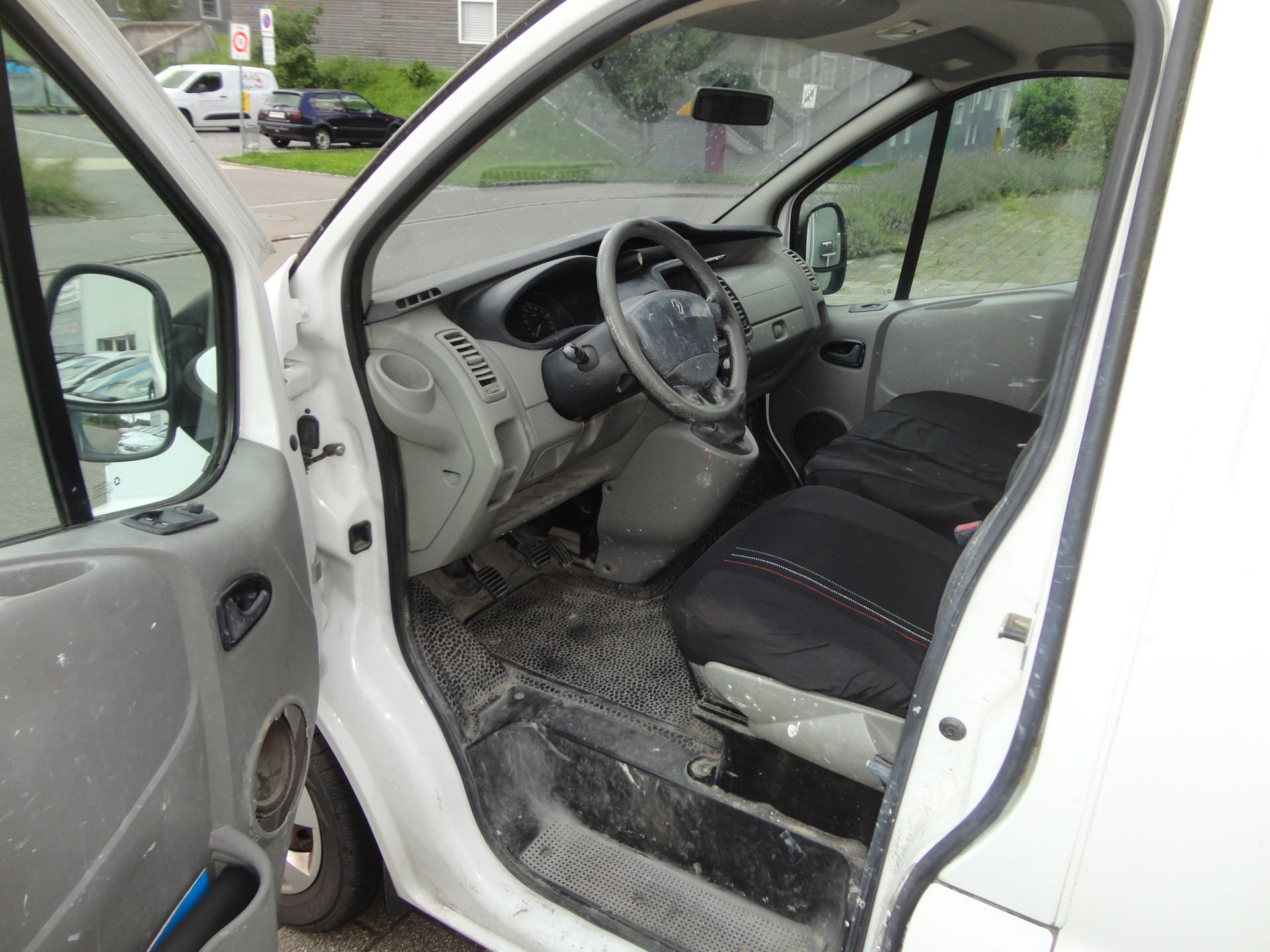 RENAULT Trafic 2.0 dCi 115 2.9t L1H1-image-8