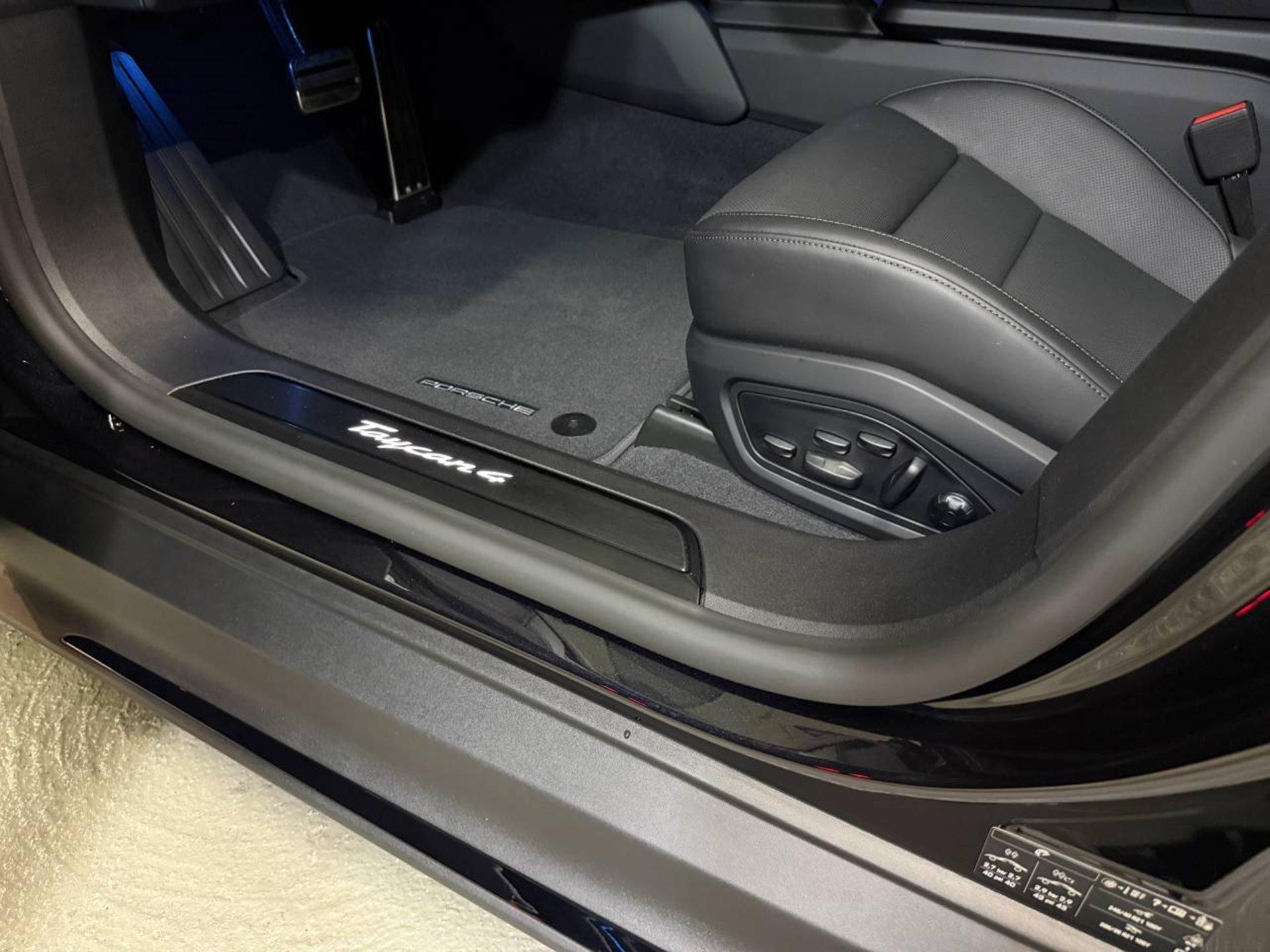 PORSCHE Taycan 4 Black Edition-image-22