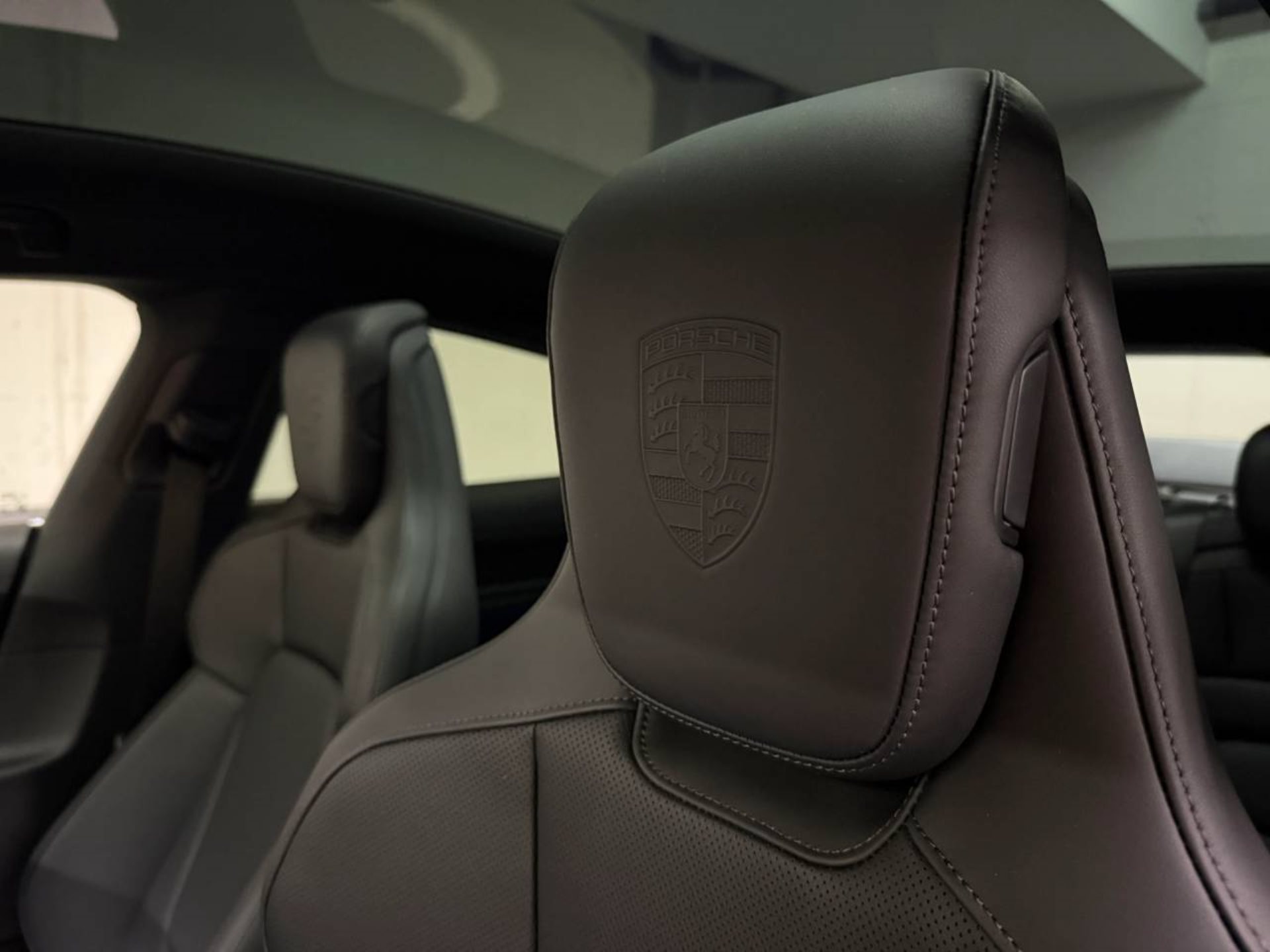 PORSCHE Taycan 4 Black Edition-image-26