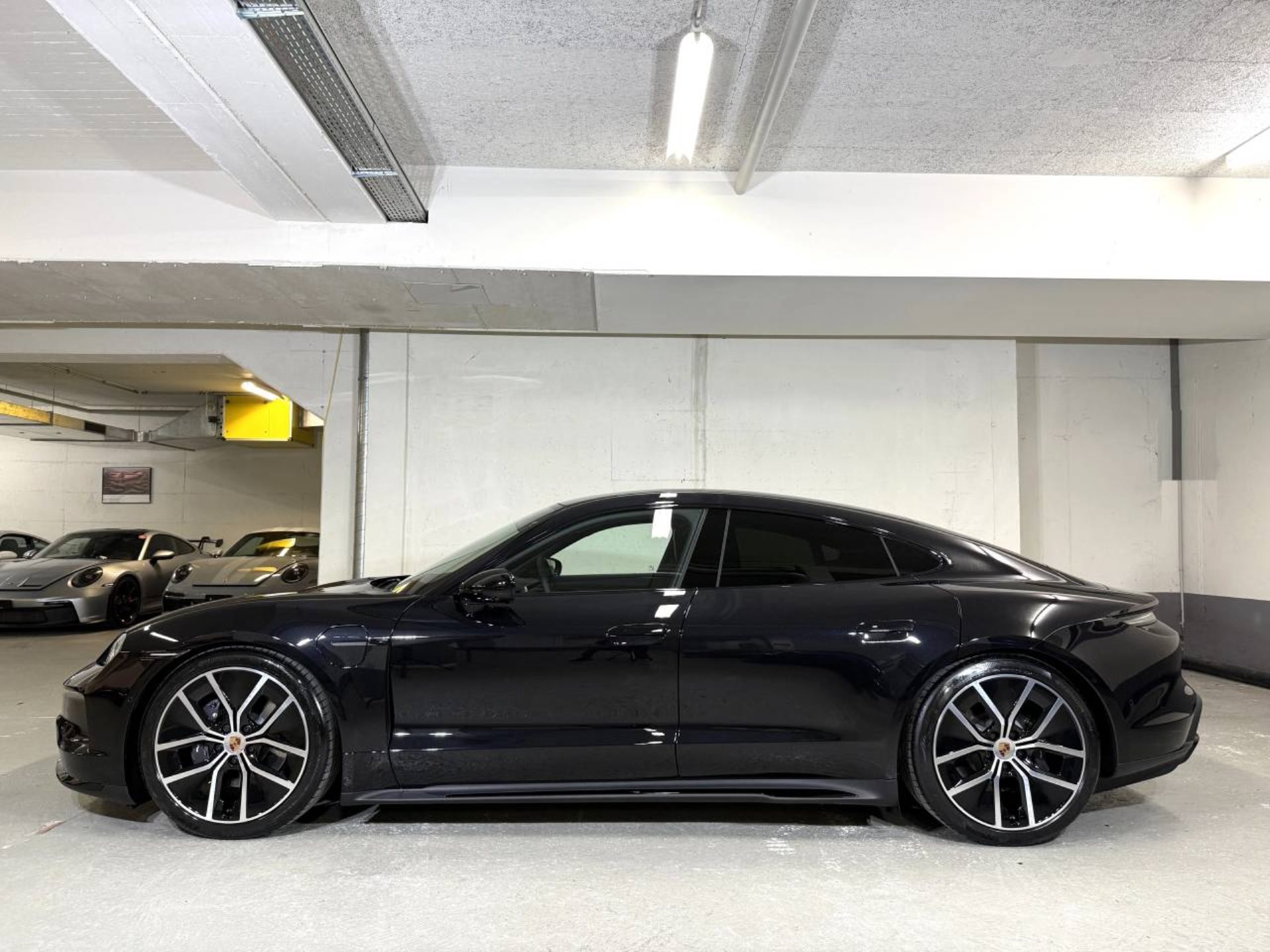 PORSCHE Taycan 4 Black Edition-image-1