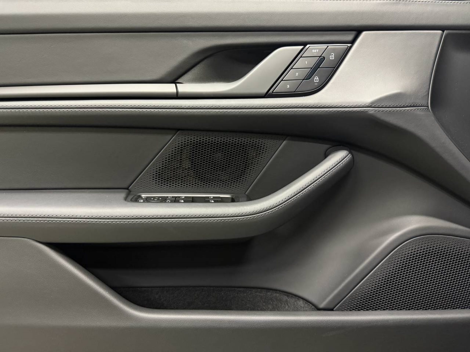 PORSCHE Taycan 4 Black Edition-image-23