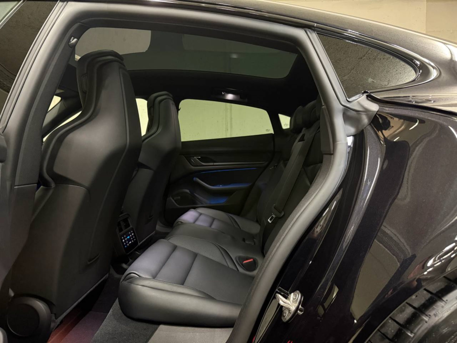 PORSCHE Taycan 4 Black Edition-image-19