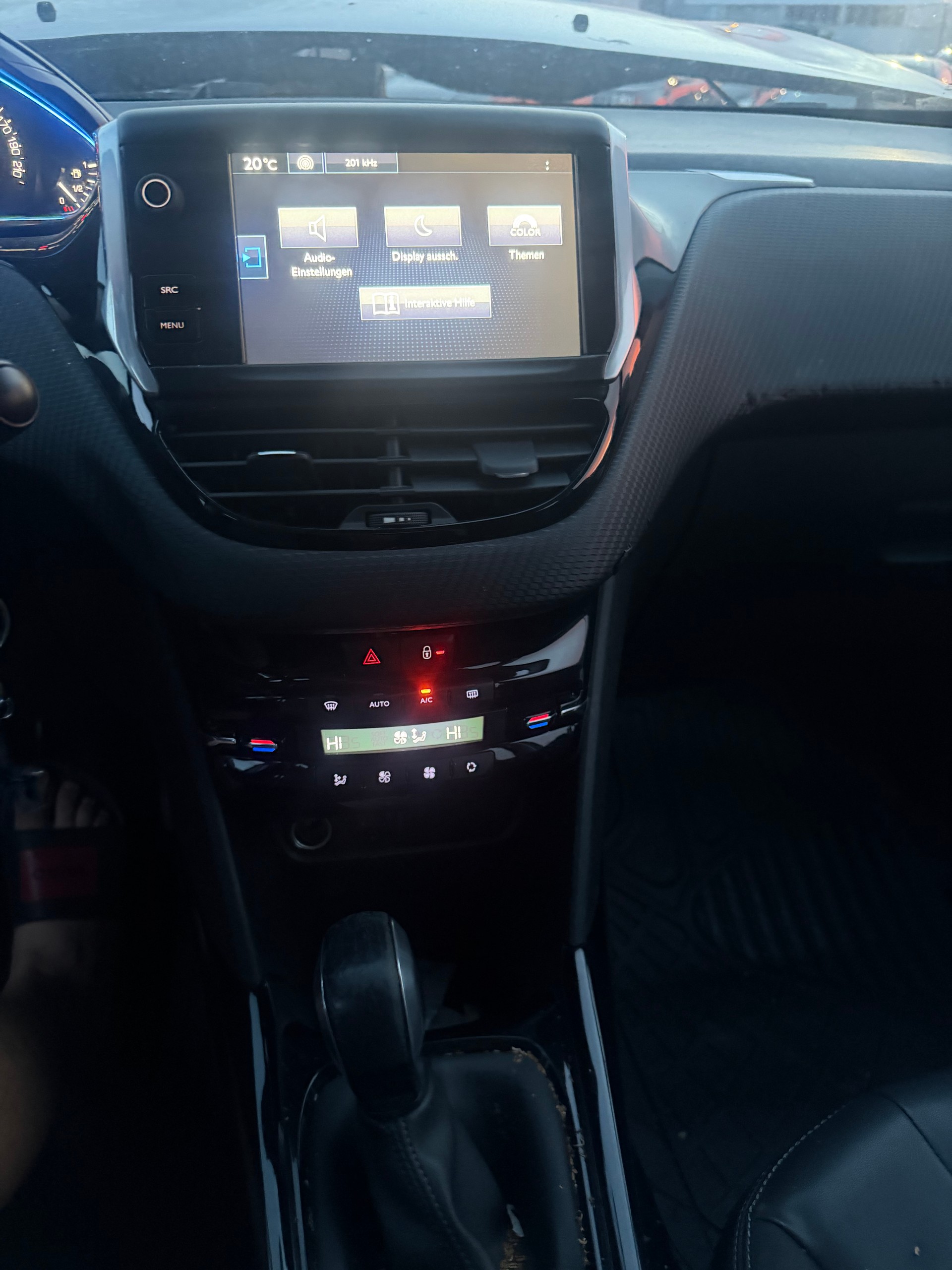 PEUGEOT 2008 1.2 PureTech Allure-image-6