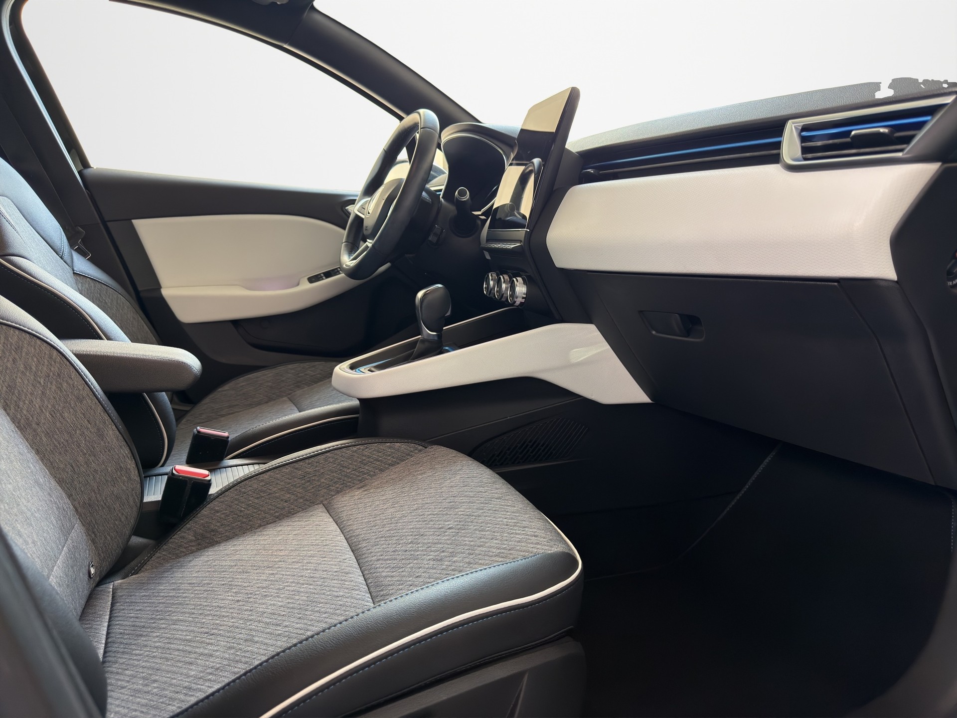 RENAULT Clio 1.6 E-Tech Edition One-image-9
