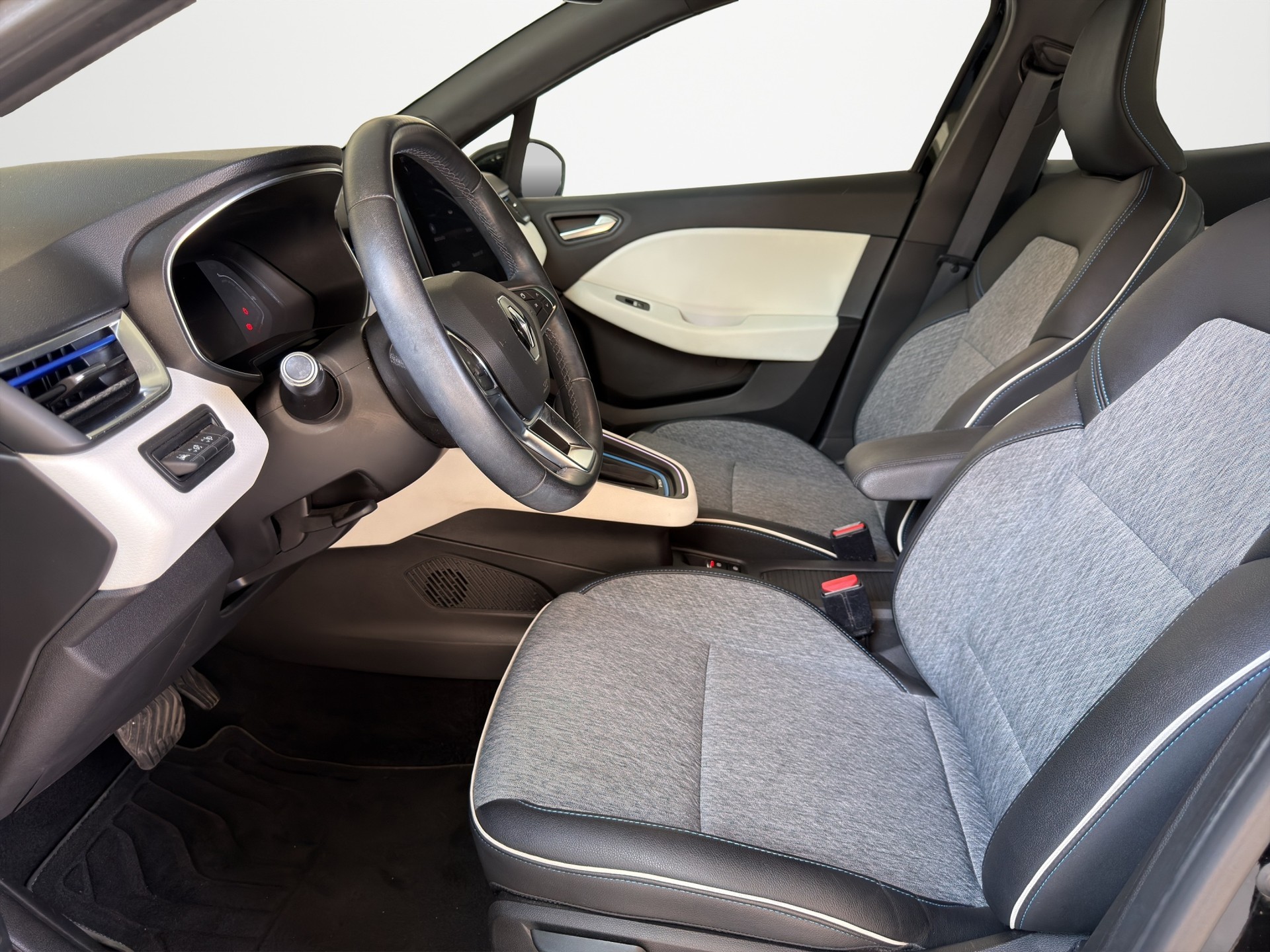 RENAULT Clio 1.6 E-Tech Edition One-image-8