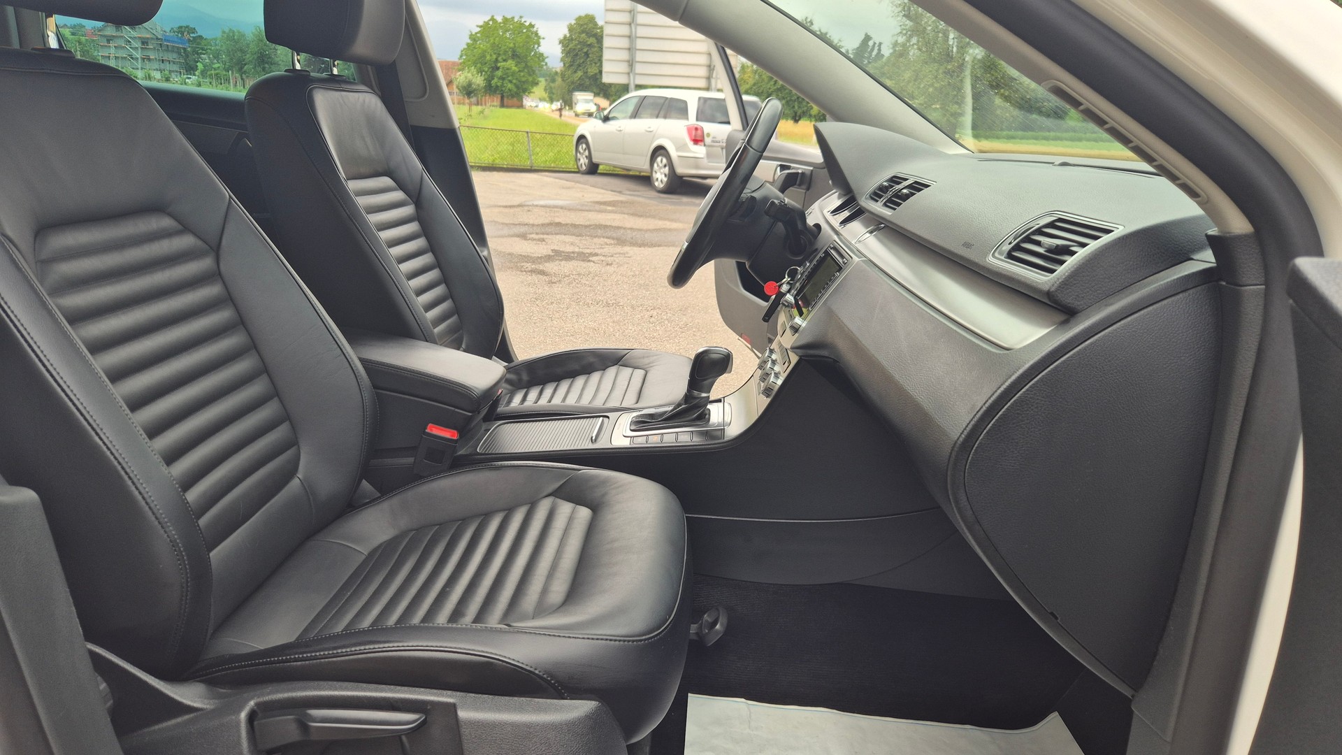 VW Passat Variant 2.0 TDI BMT Highline 4MDSG-image-11