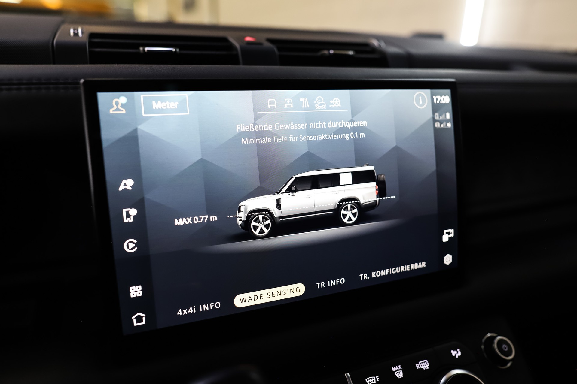 LAND ROVER Defender 130 3.0 D I6 300 X-Dynamic HSE AWD AT8-image-13