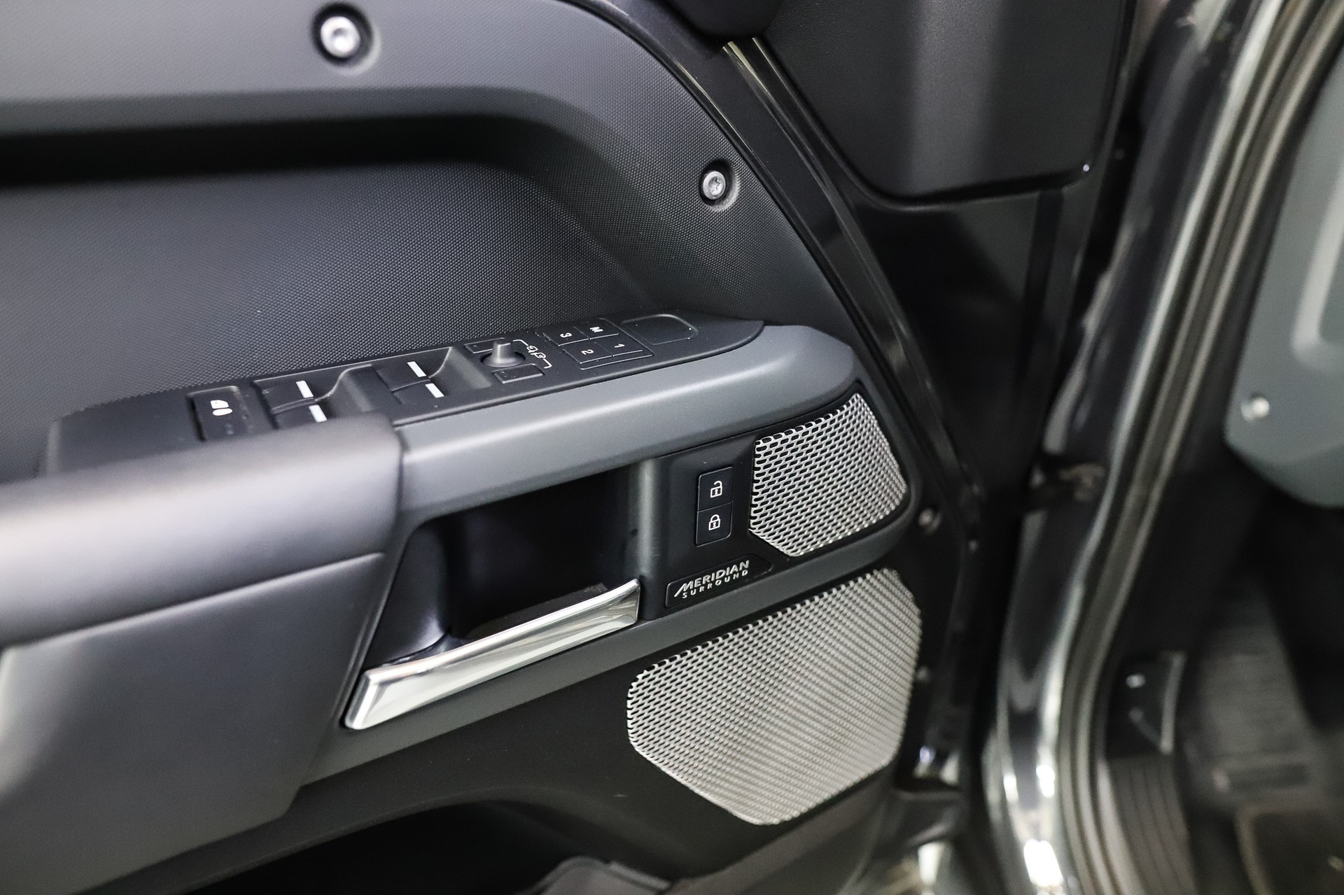 LAND ROVER Defender 130 3.0 D I6 300 X-Dynamic HSE AWD AT8-image-16