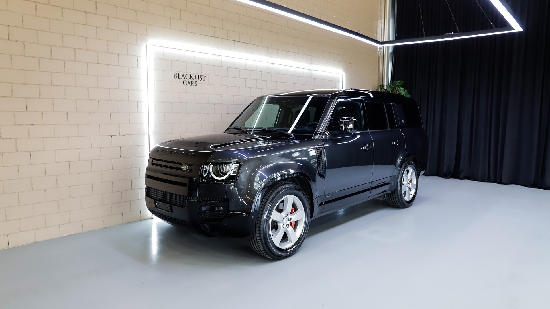 LAND ROVER Defender 130 3.0 D I6 300 X-Dynamic HSE AWD AT8-image-0
