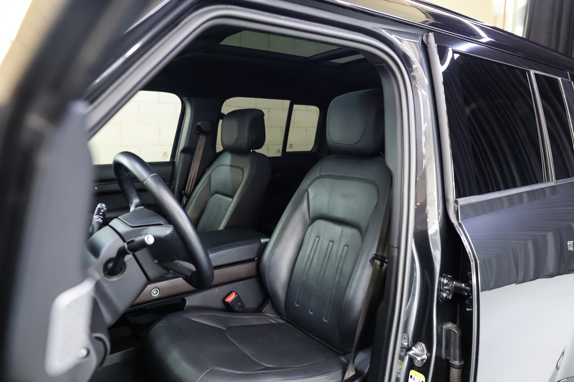 LAND ROVER Defender 130 3.0 D I6 300 X-Dynamic HSE AWD AT8-image-17