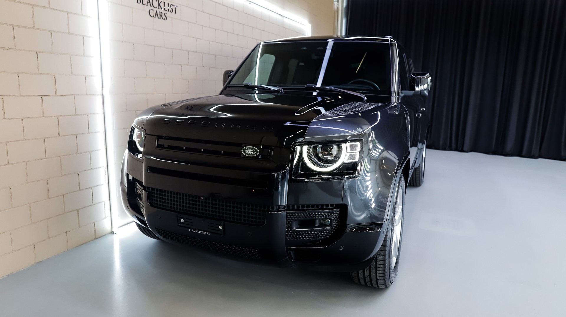 LAND ROVER Defender 130 3.0 D I6 300 X-Dynamic HSE AWD AT8-image-2